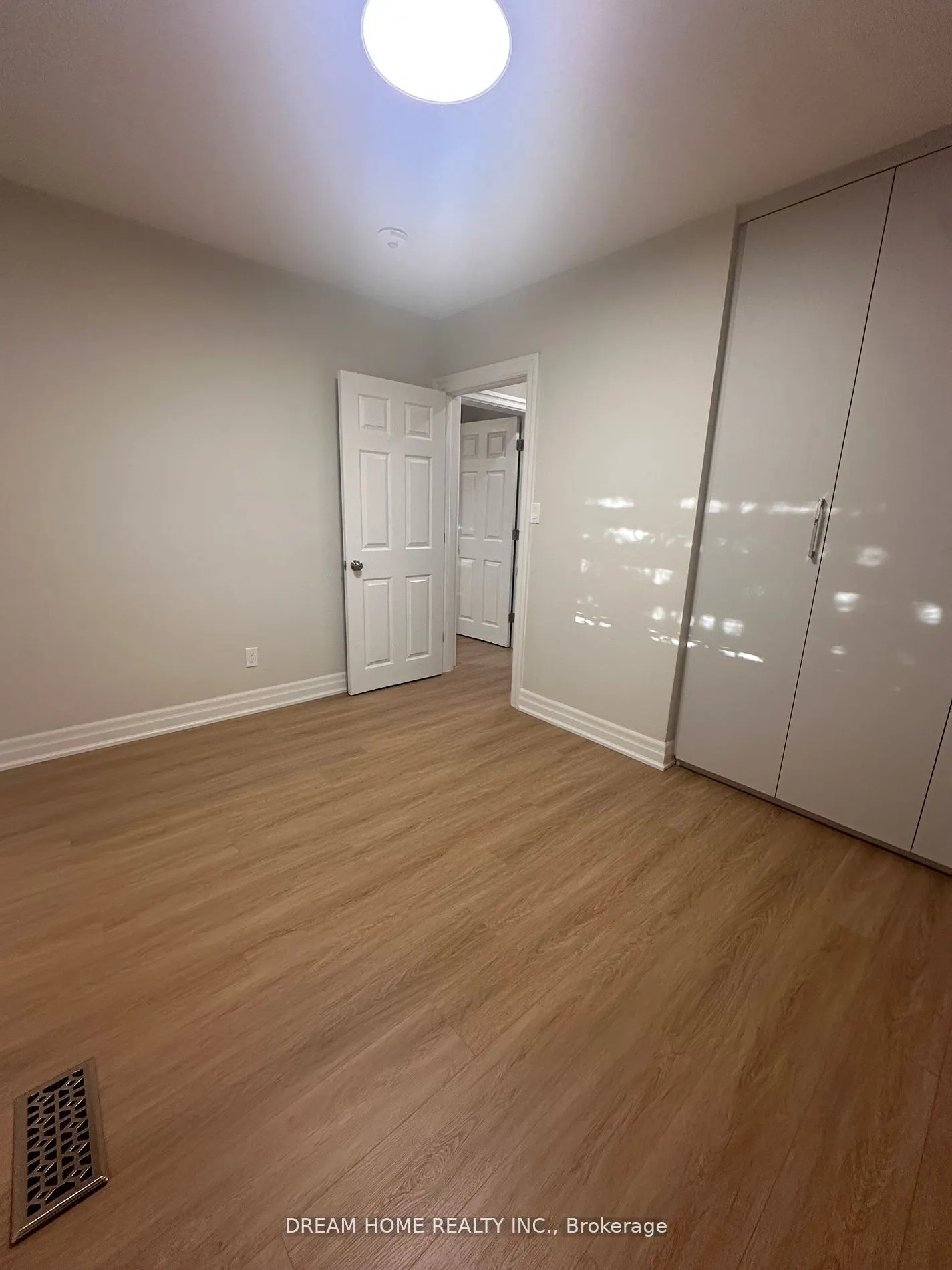 5 Empire Court, #Main