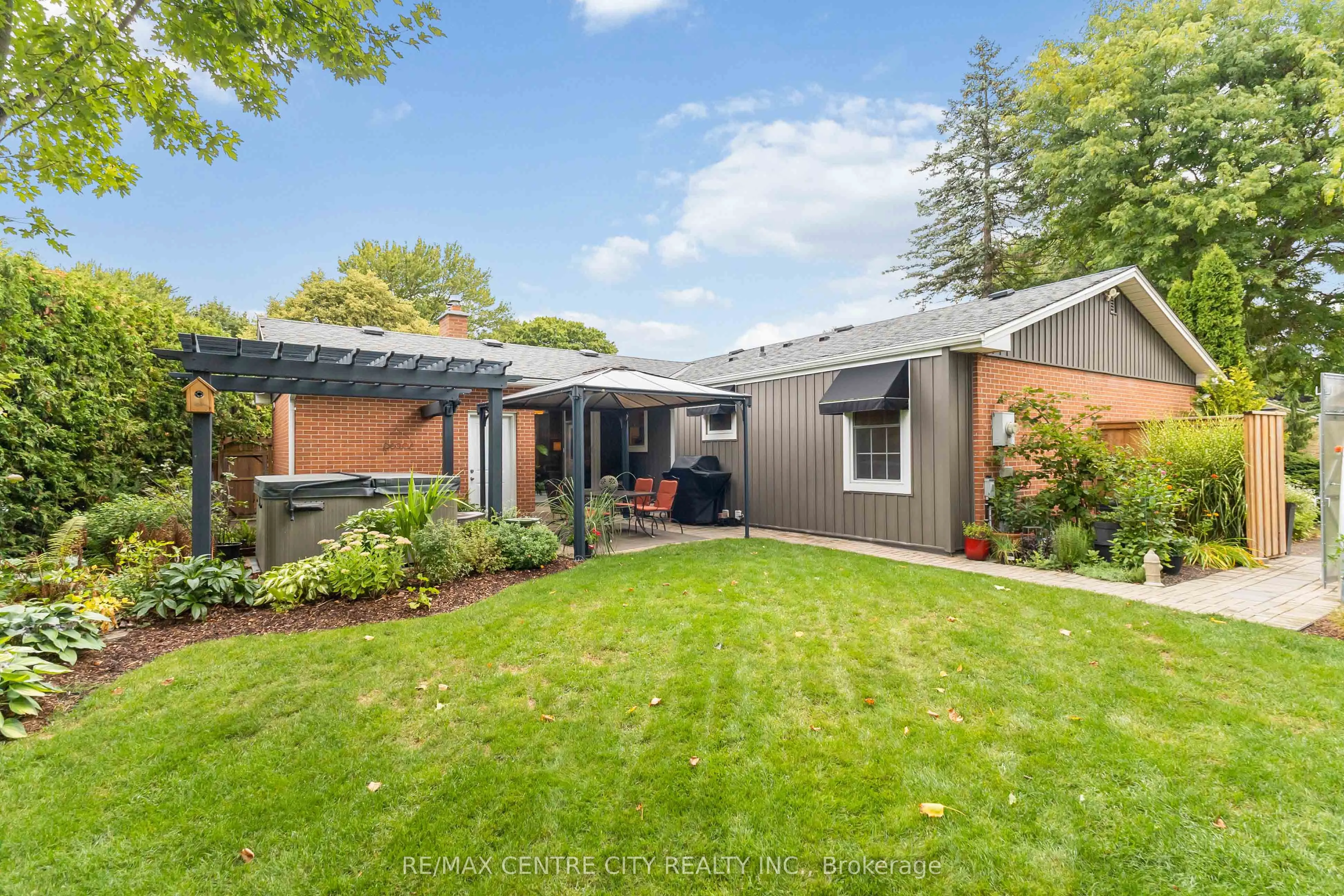 1450 Stoneybrook Crescent