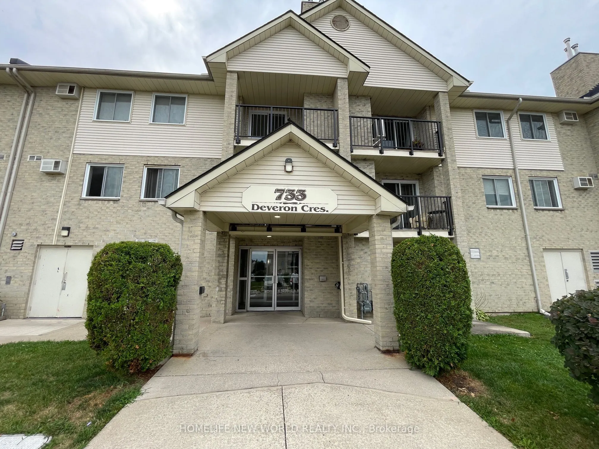 733 Deveron Crescent