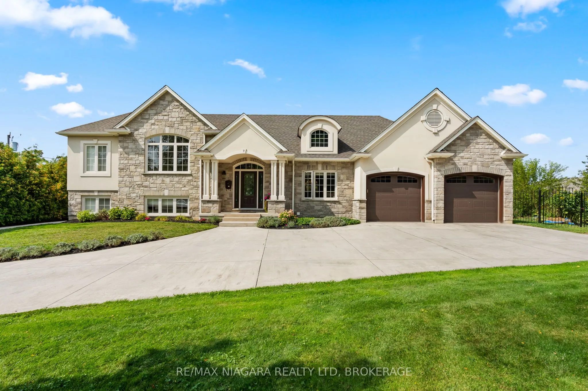 7 Parklane Crescent