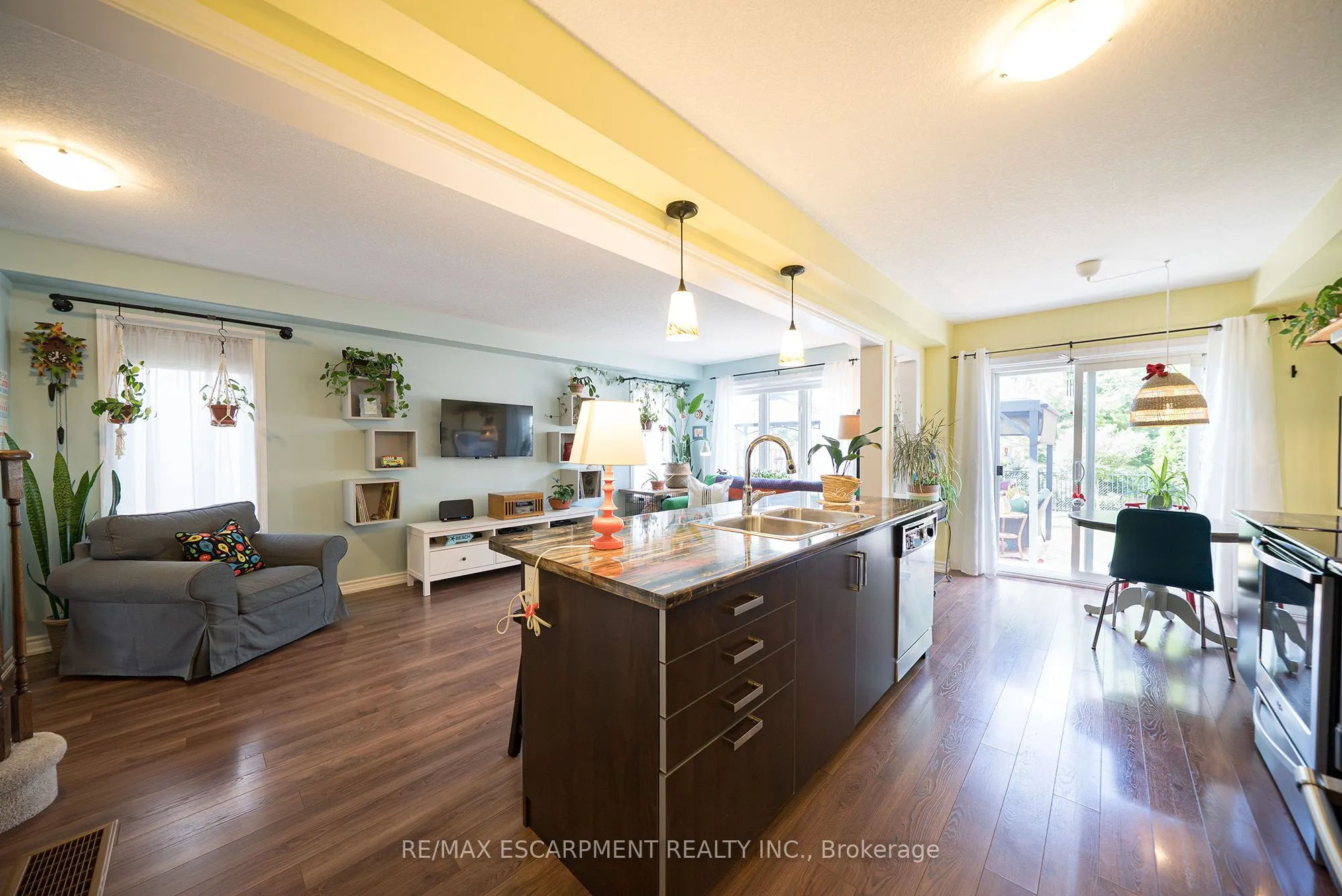 100 Bisset Avenue