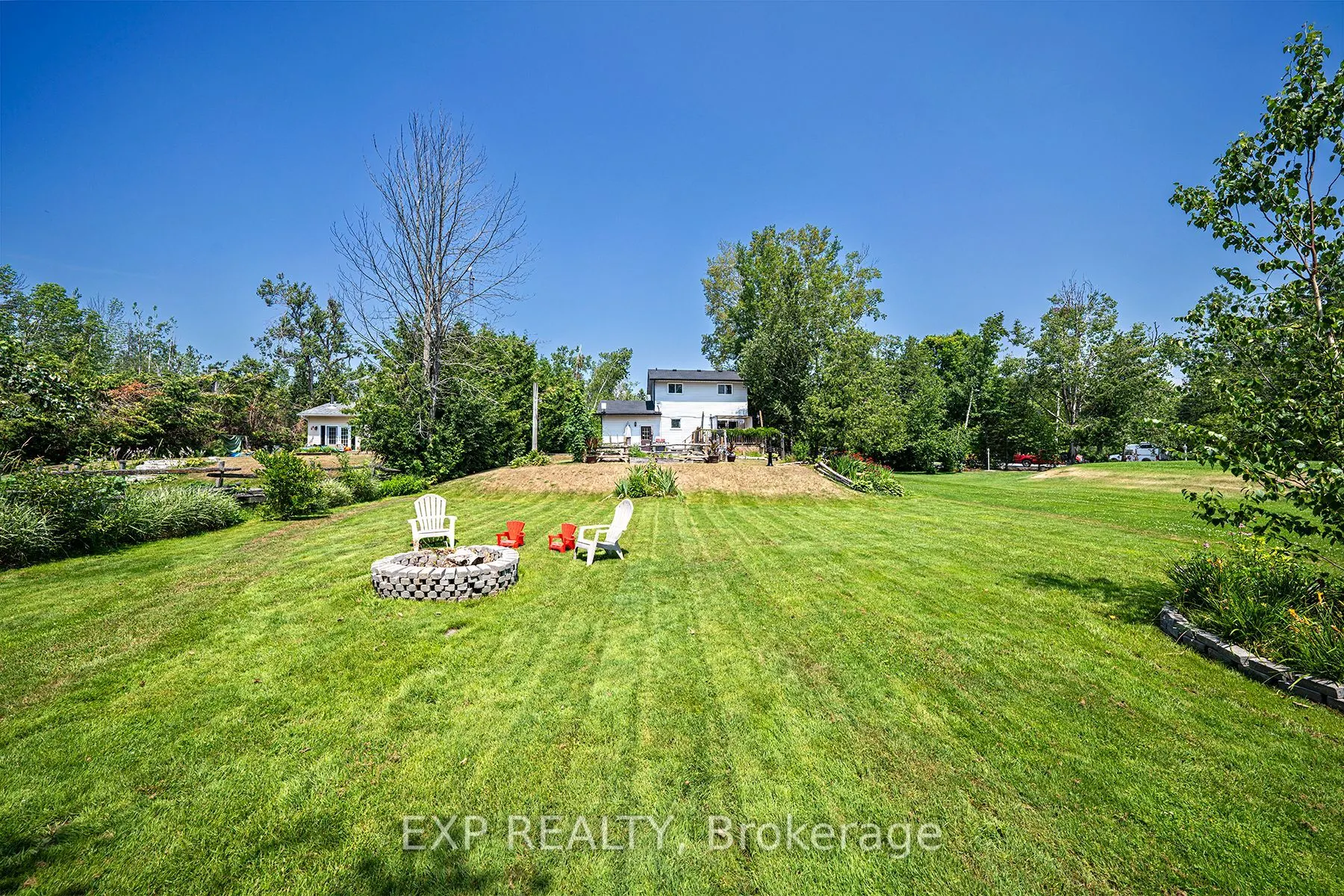 8 Pinewood Boulevard