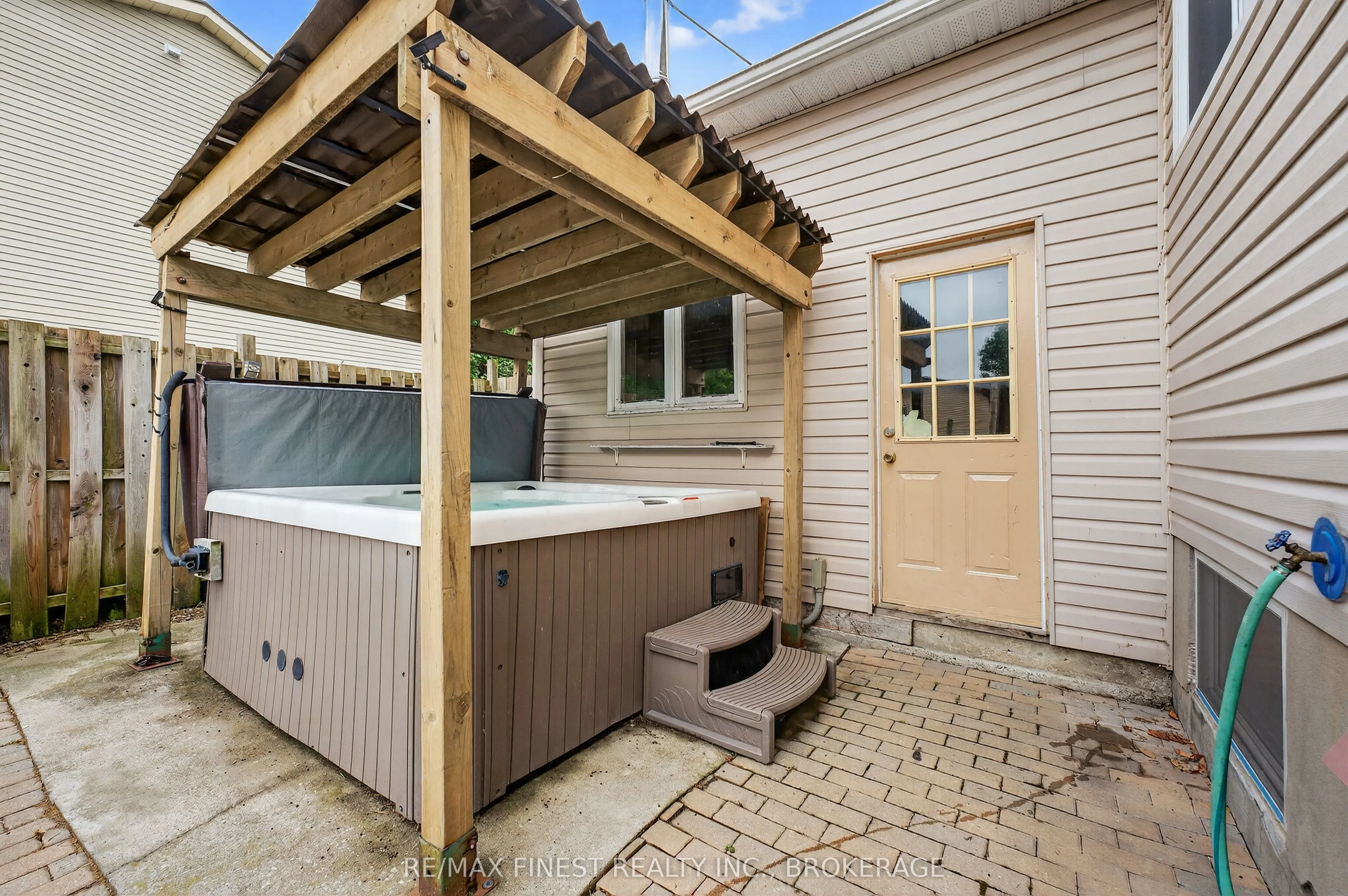 20 Carriage Court Avenue