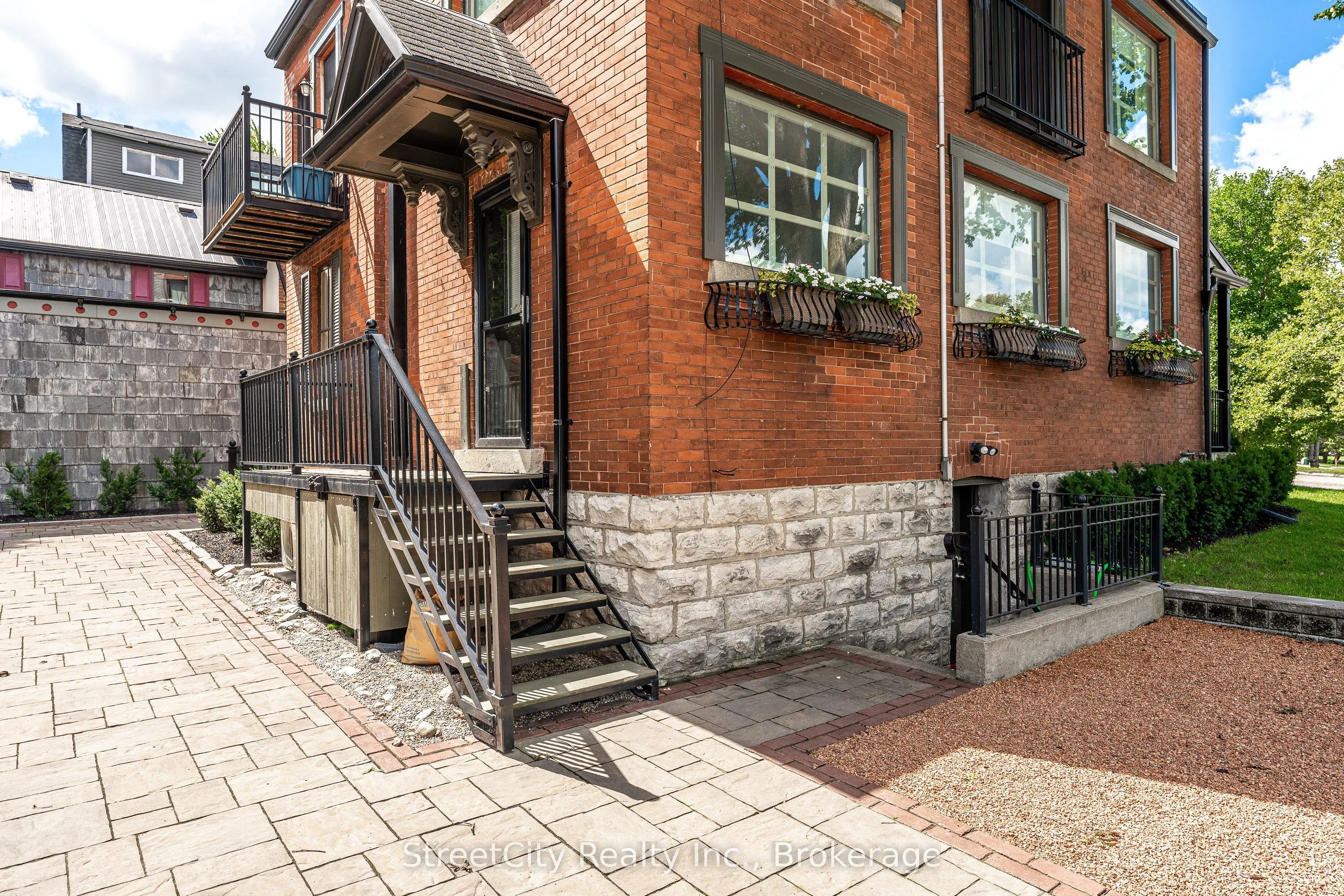 19 Waterloo Street S
