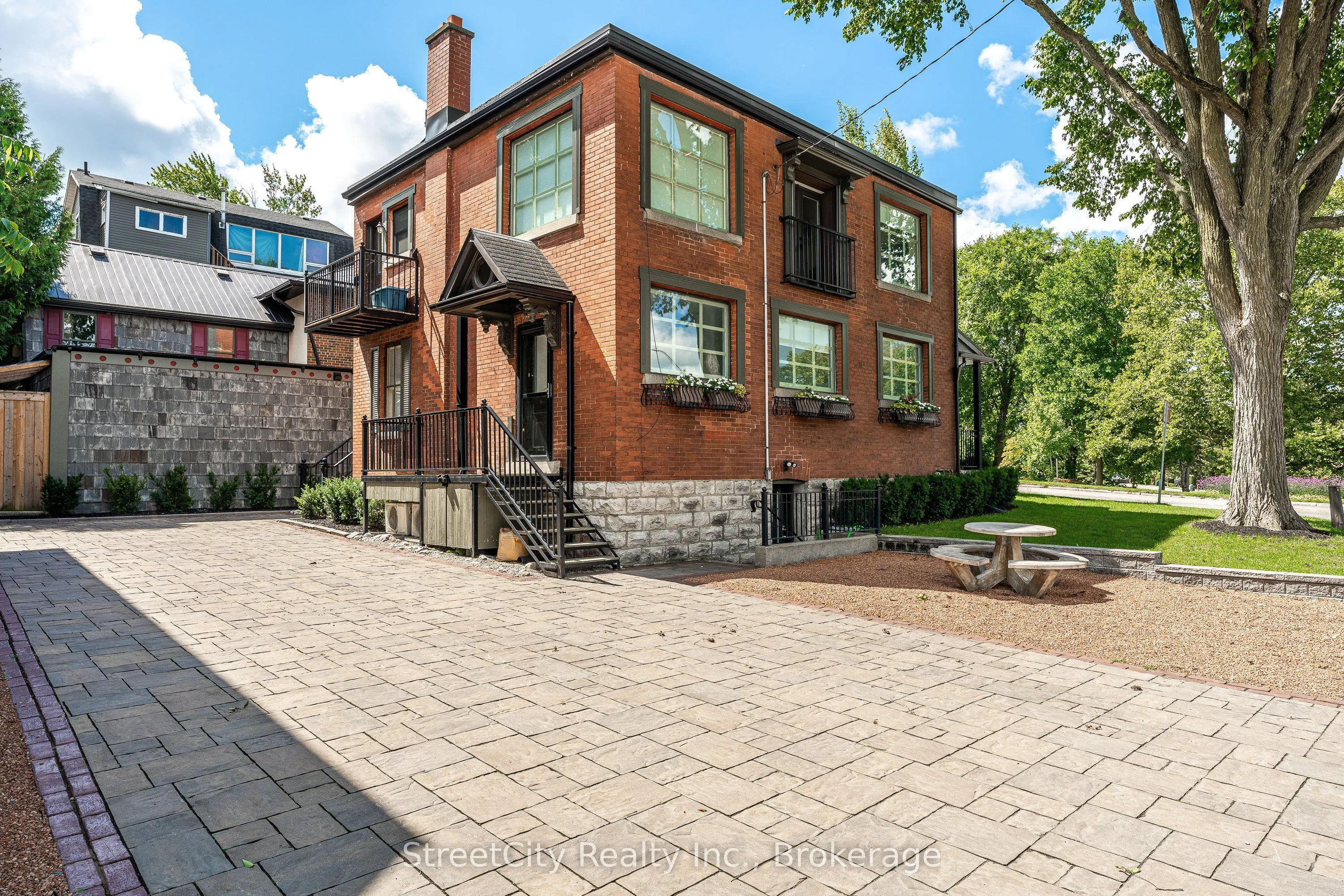 19 Waterloo Street S