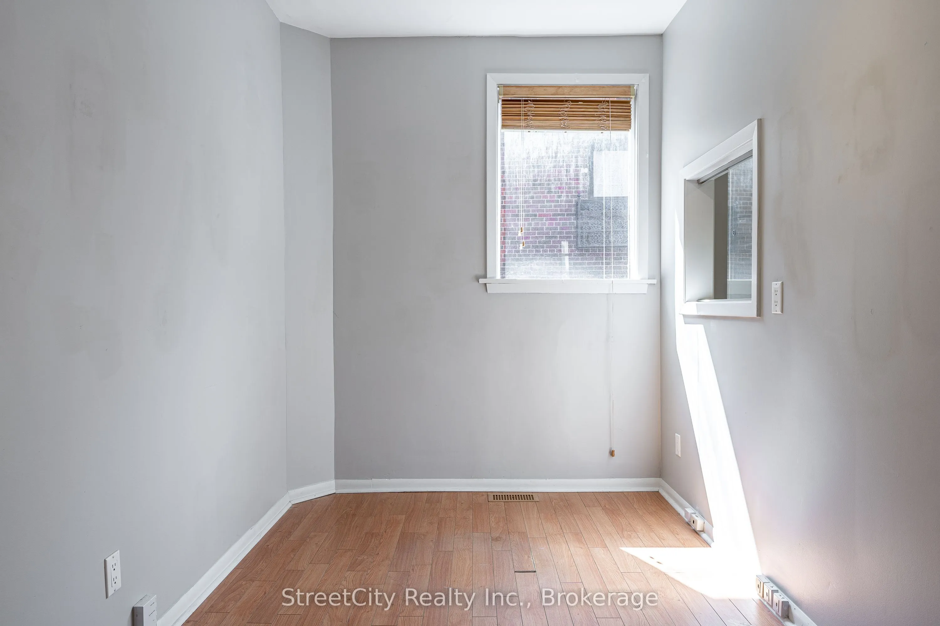 19 Waterloo Street S