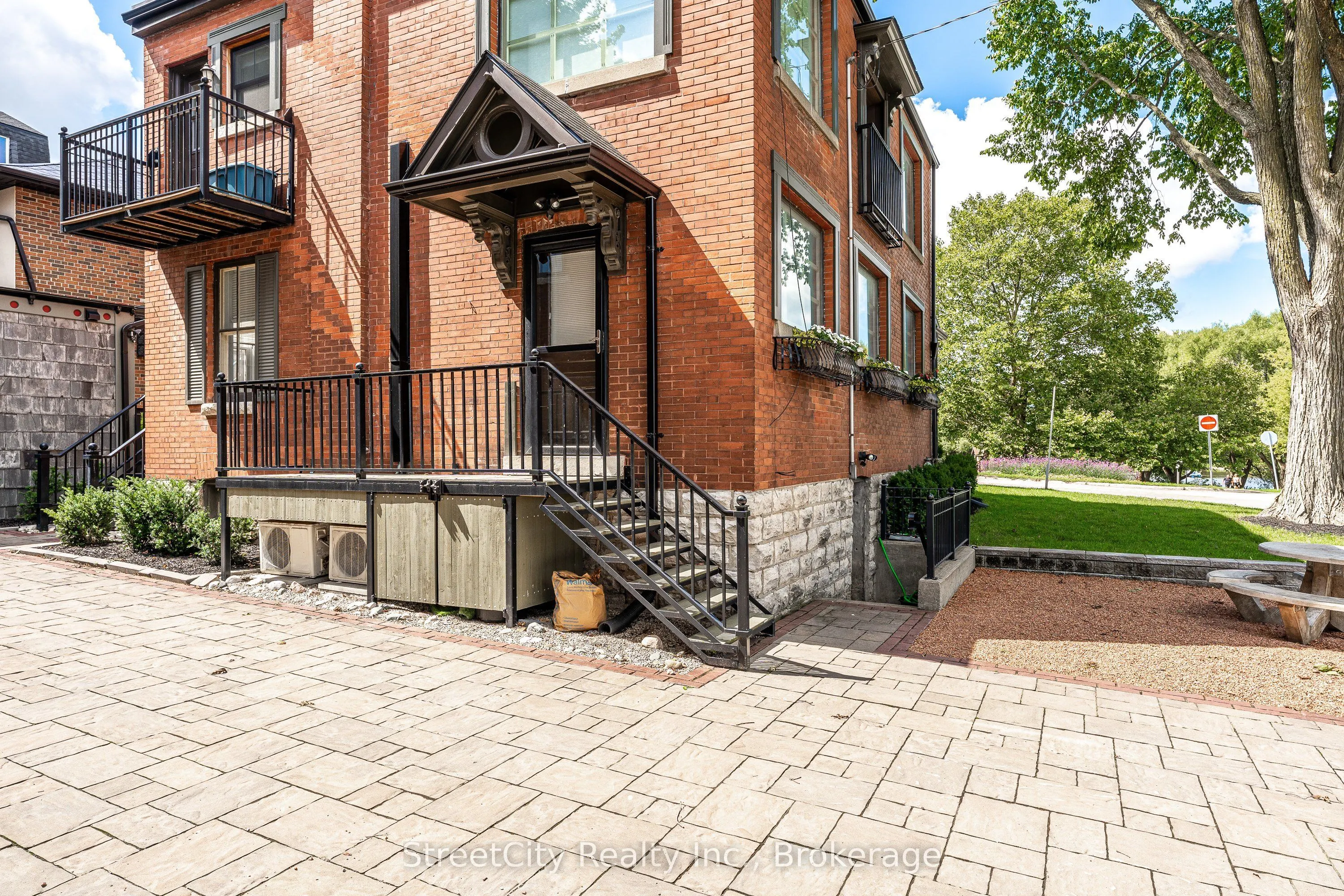19 Waterloo Street S