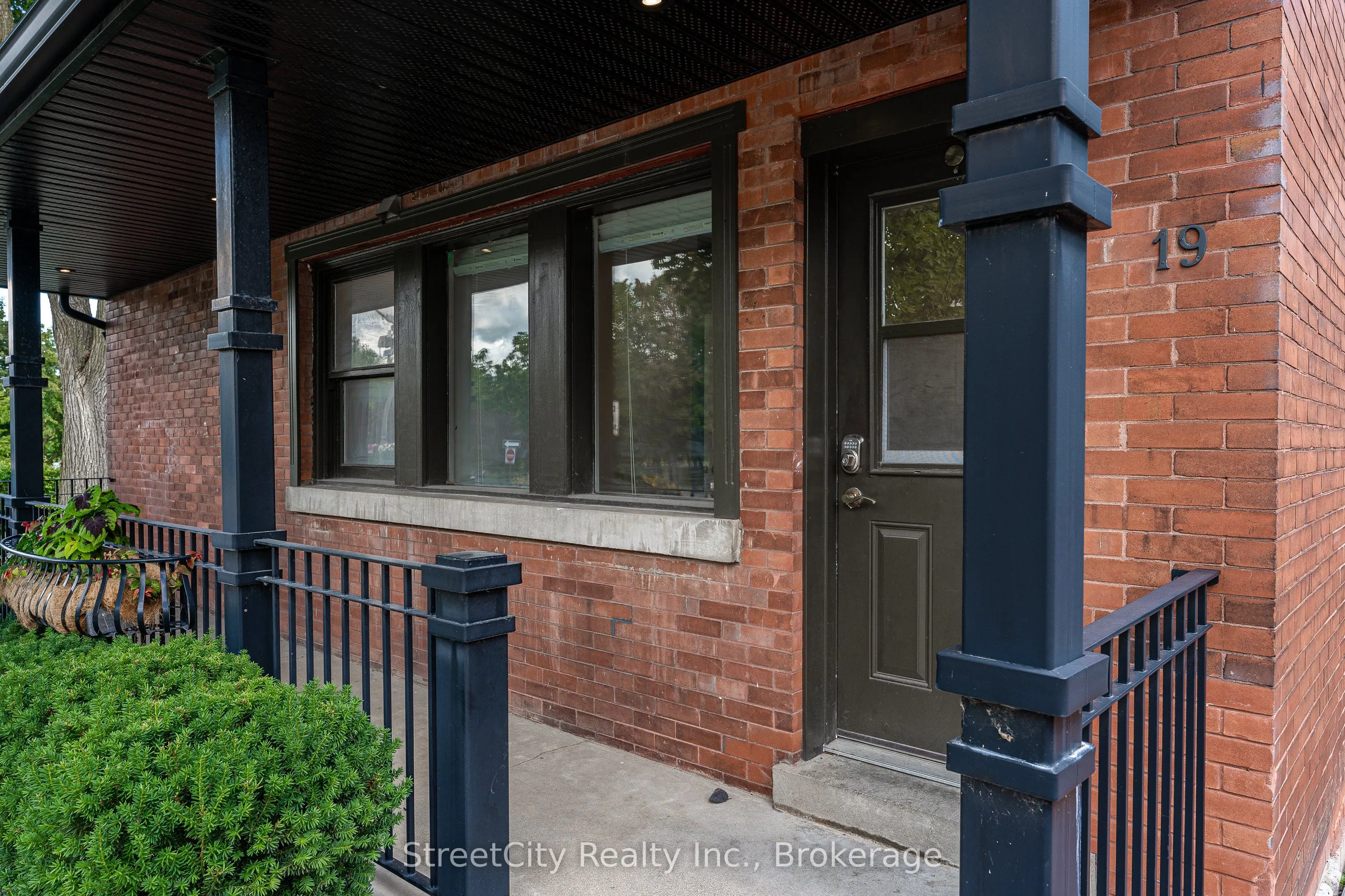 19 Waterloo Street S