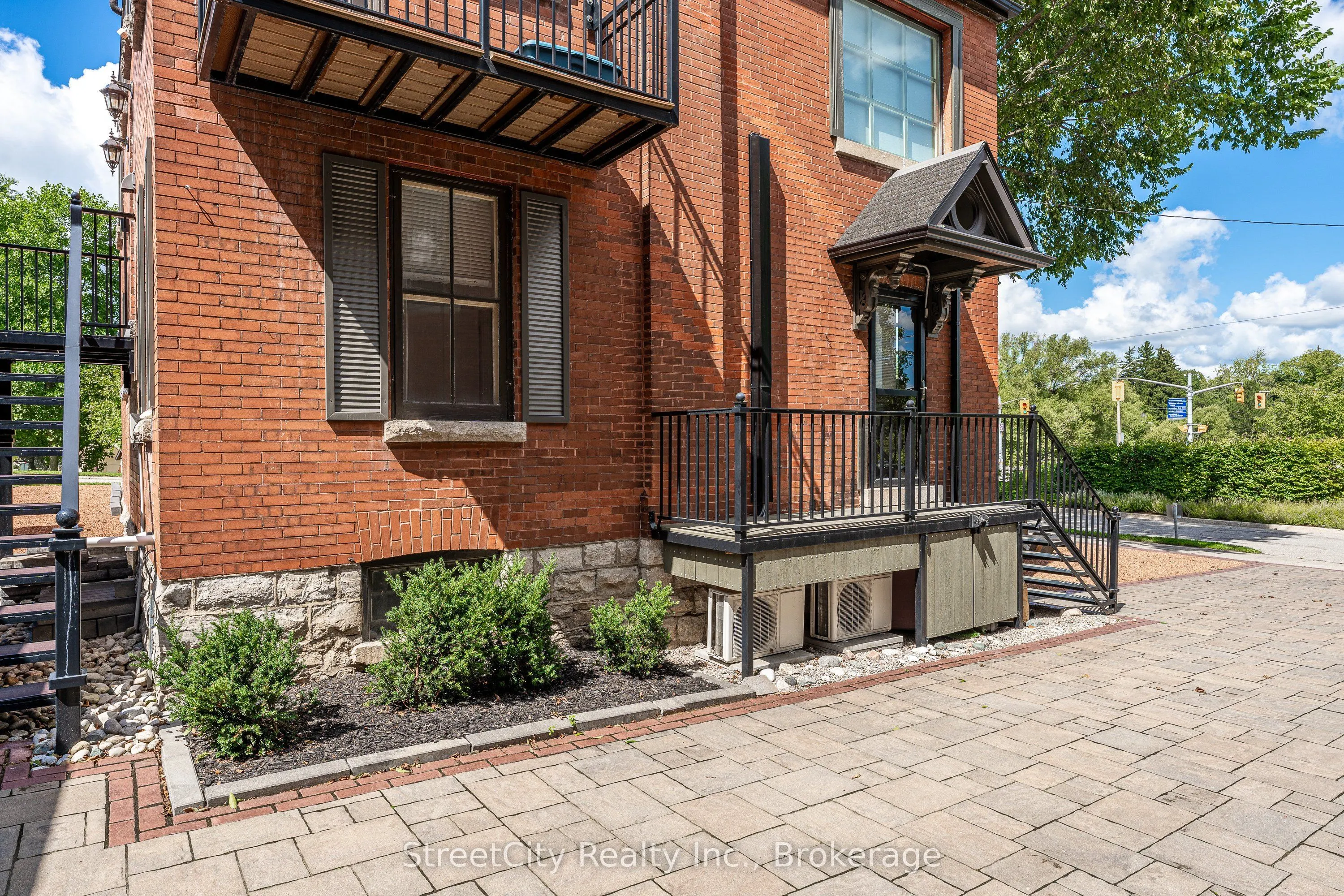 19 Waterloo Street S