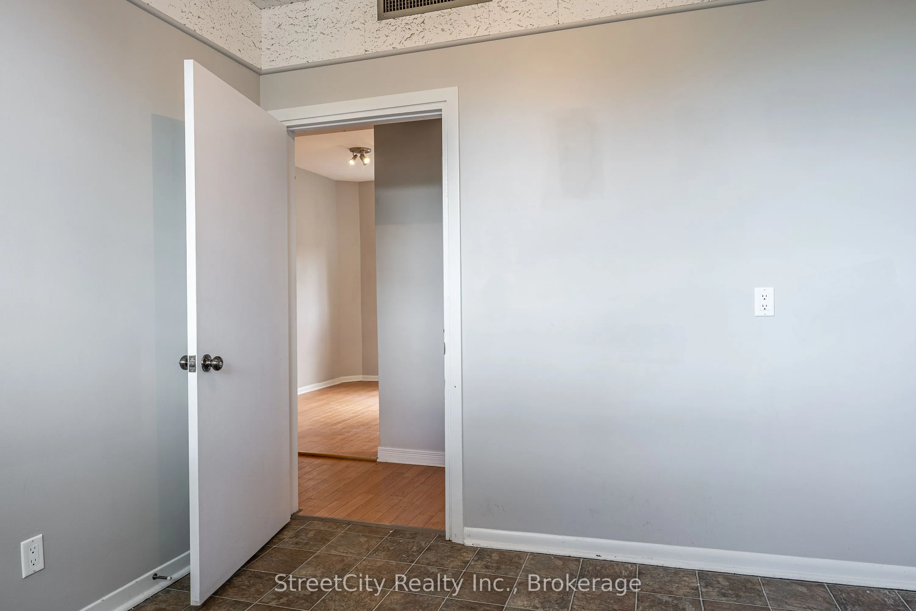 19 Waterloo Street S