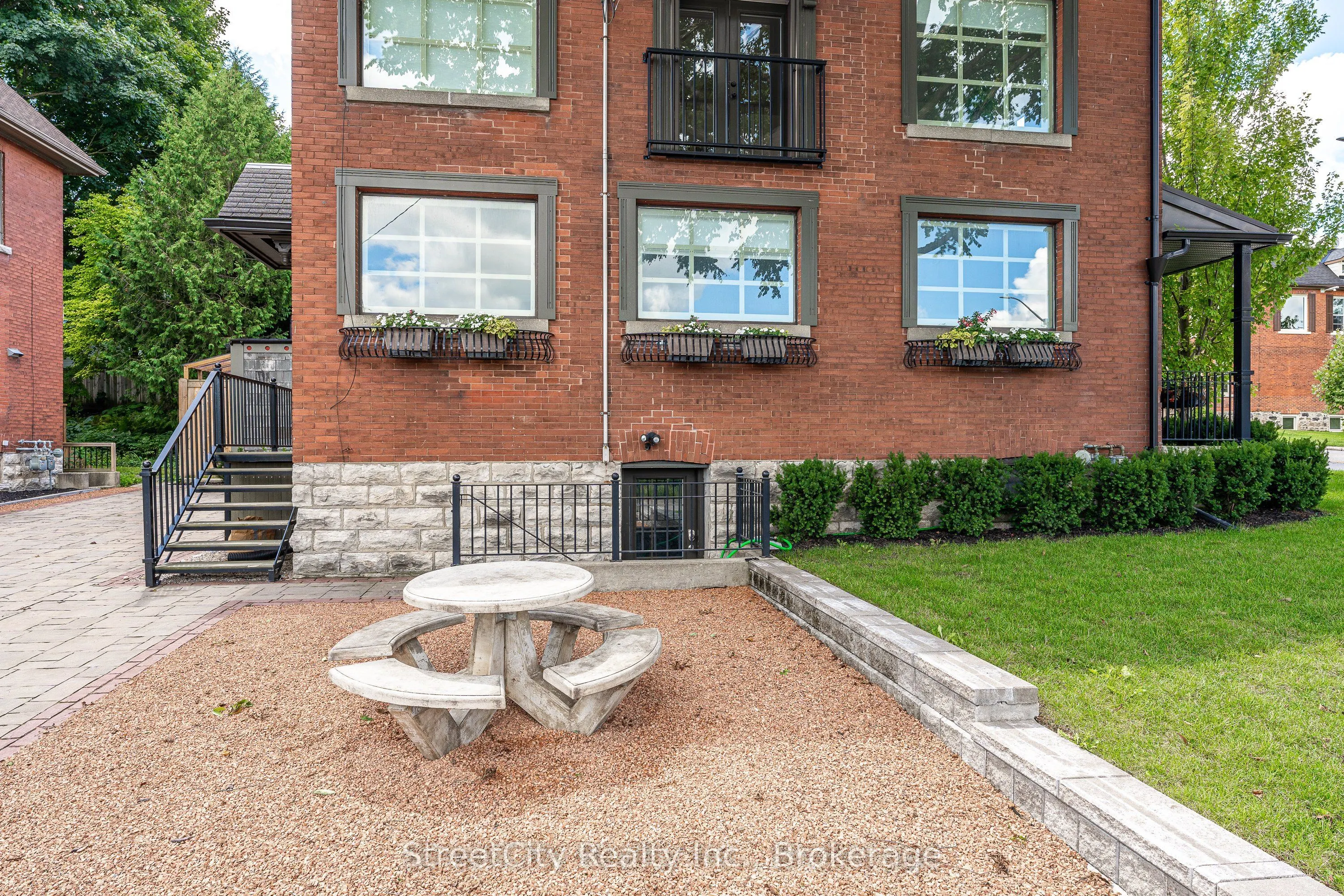 19 Waterloo Street S