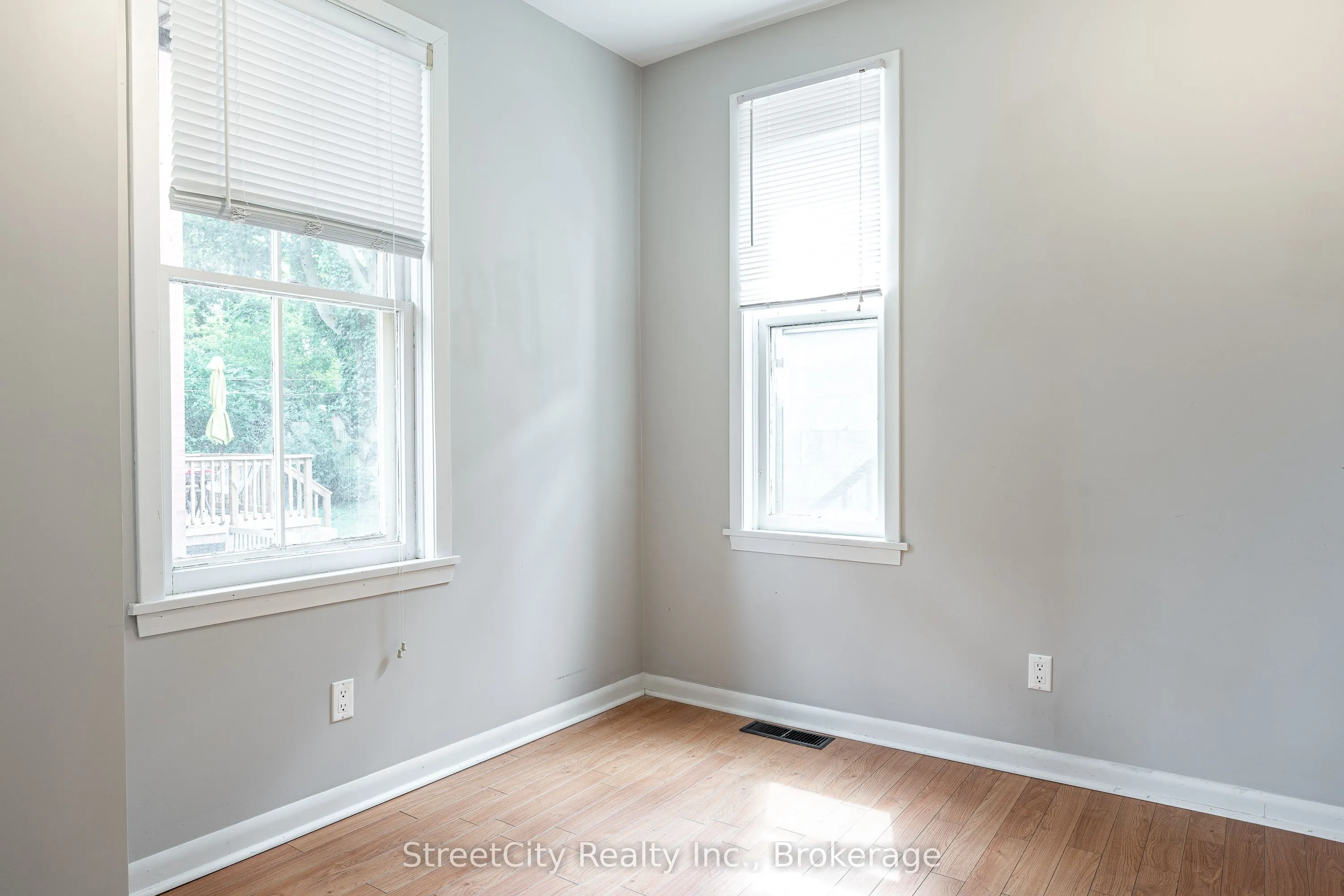 19 Waterloo Street S