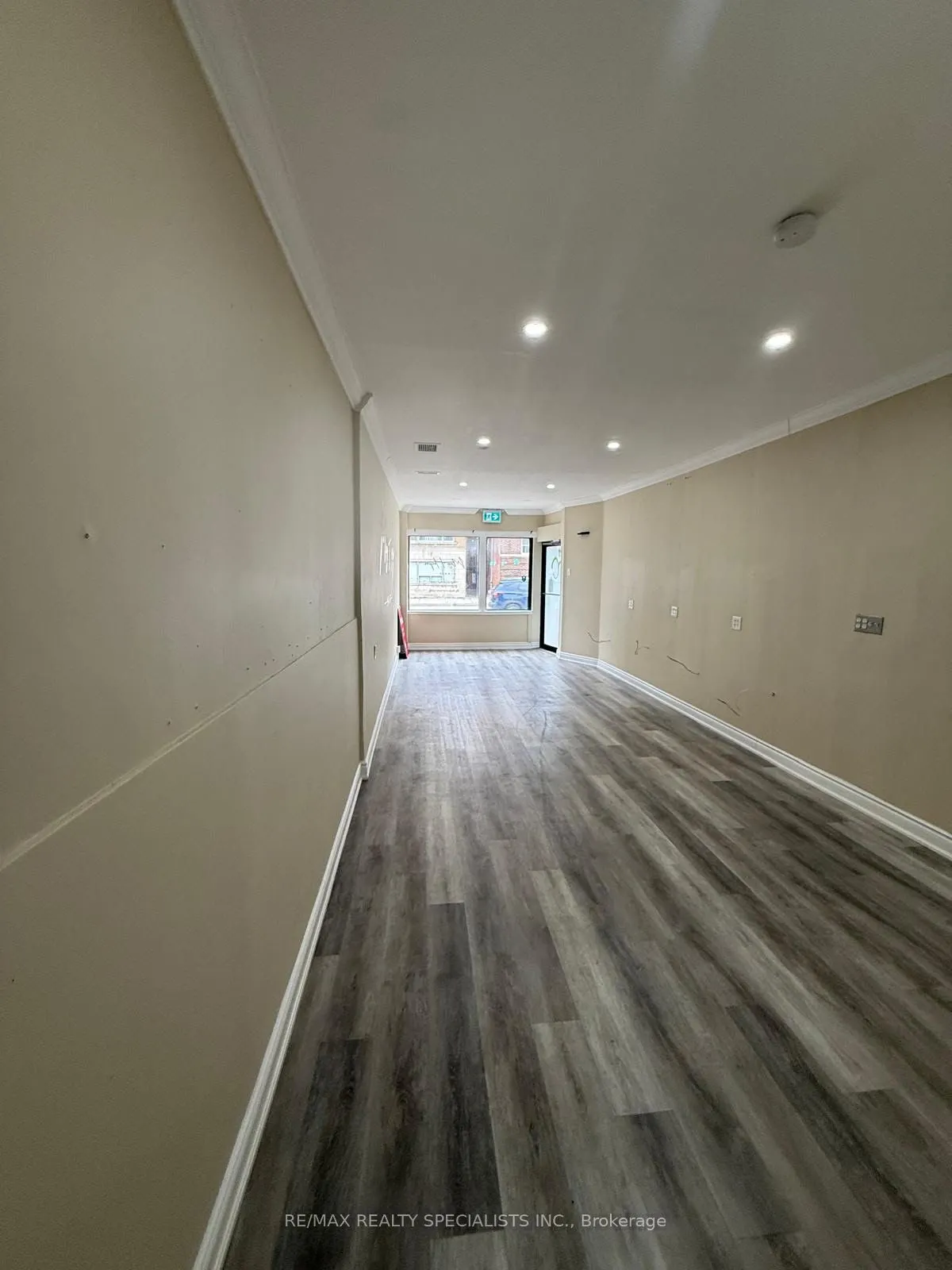 728 Main Street E