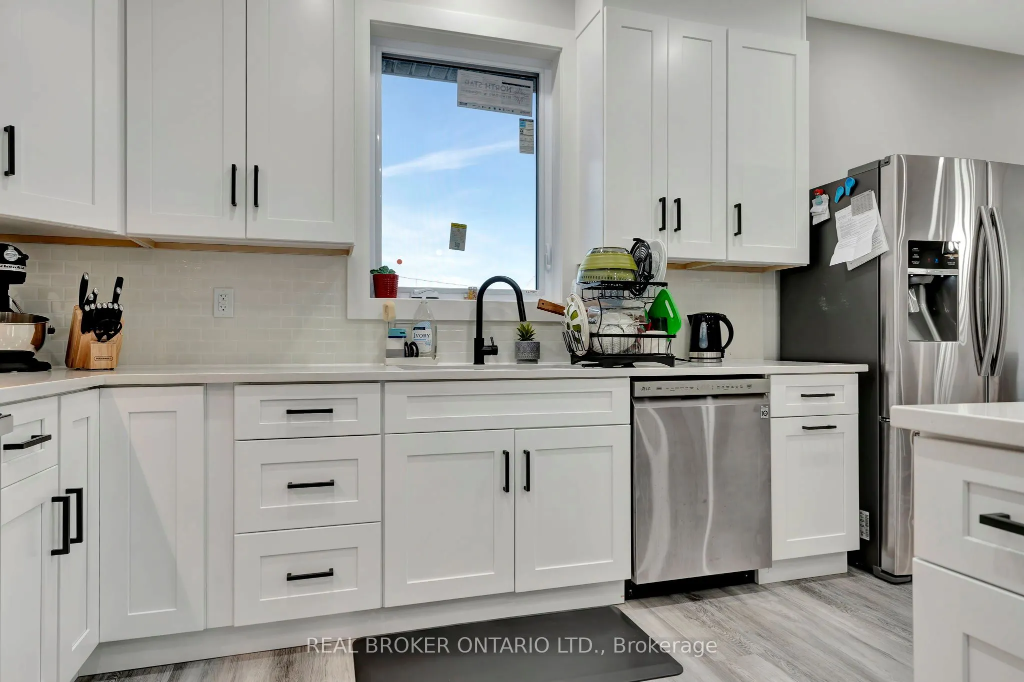 64 Queen Street W