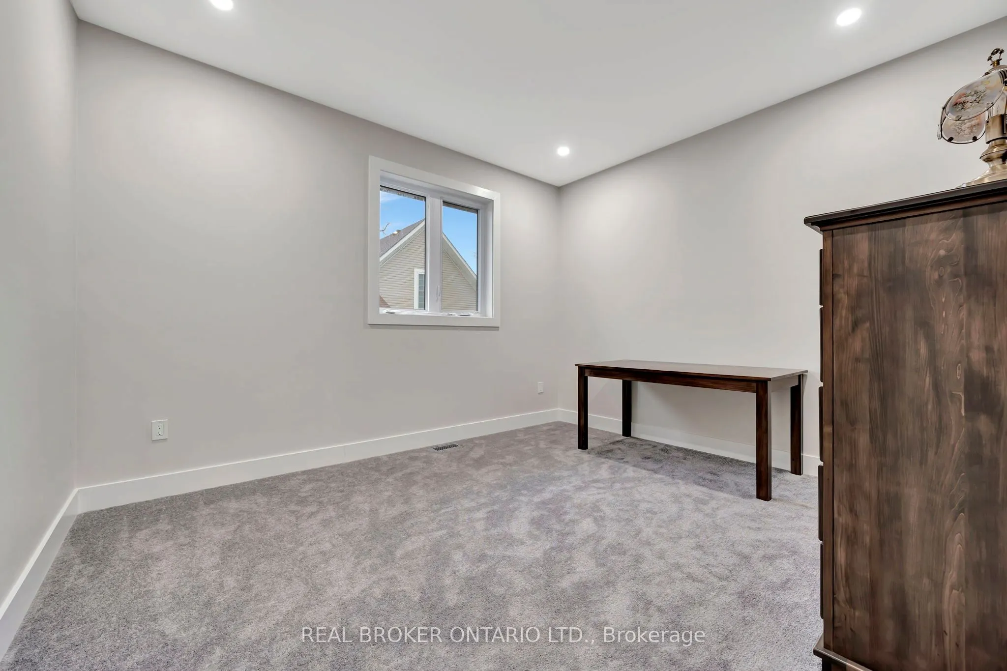 64 Queen Street W