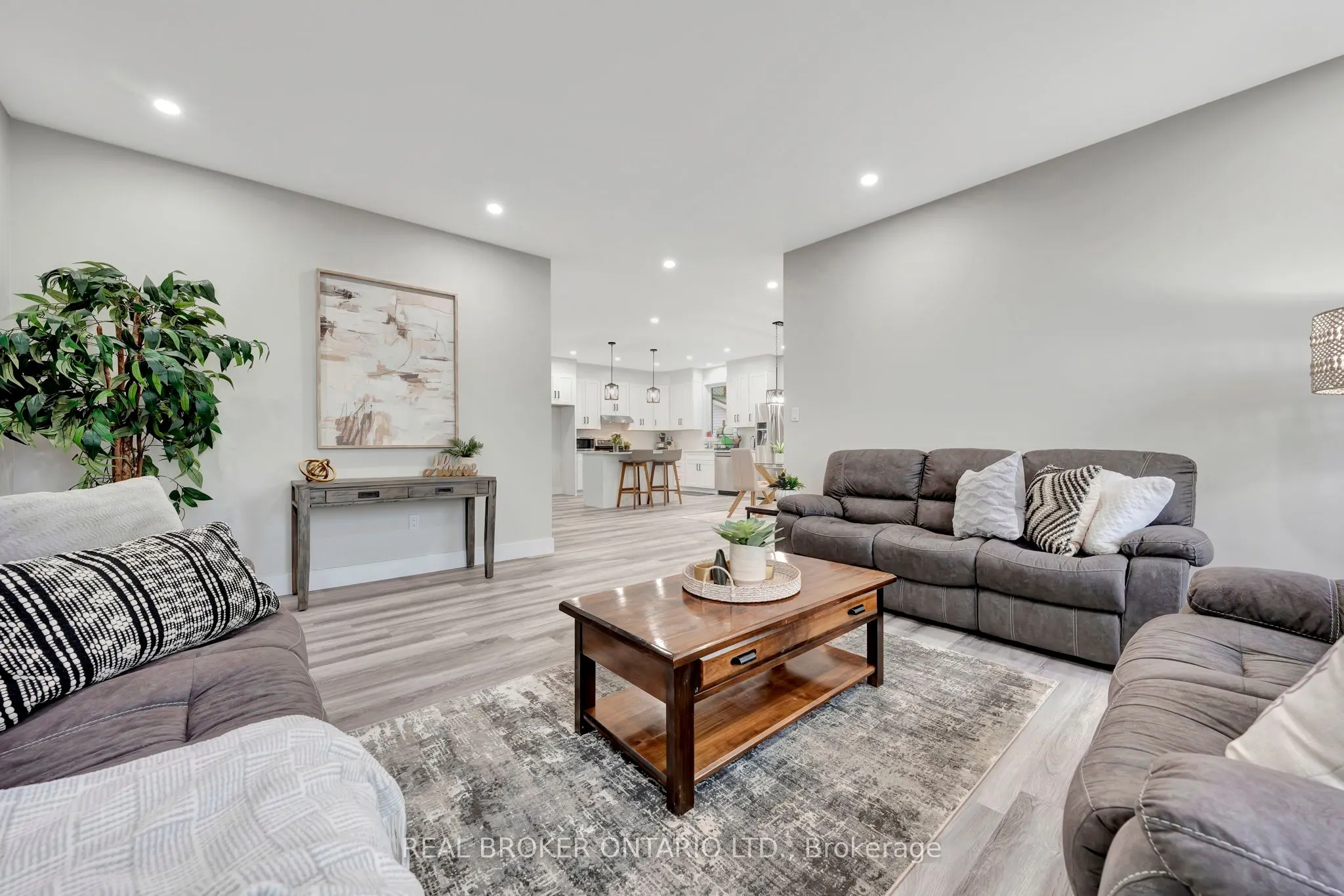 64 Queen Street W