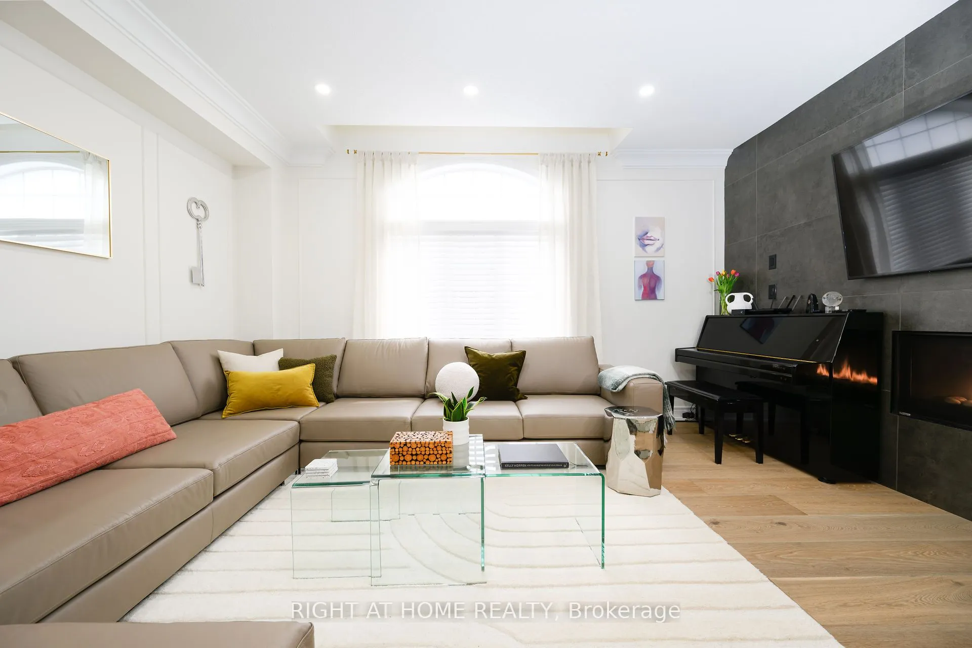 270 Main Street W, #9