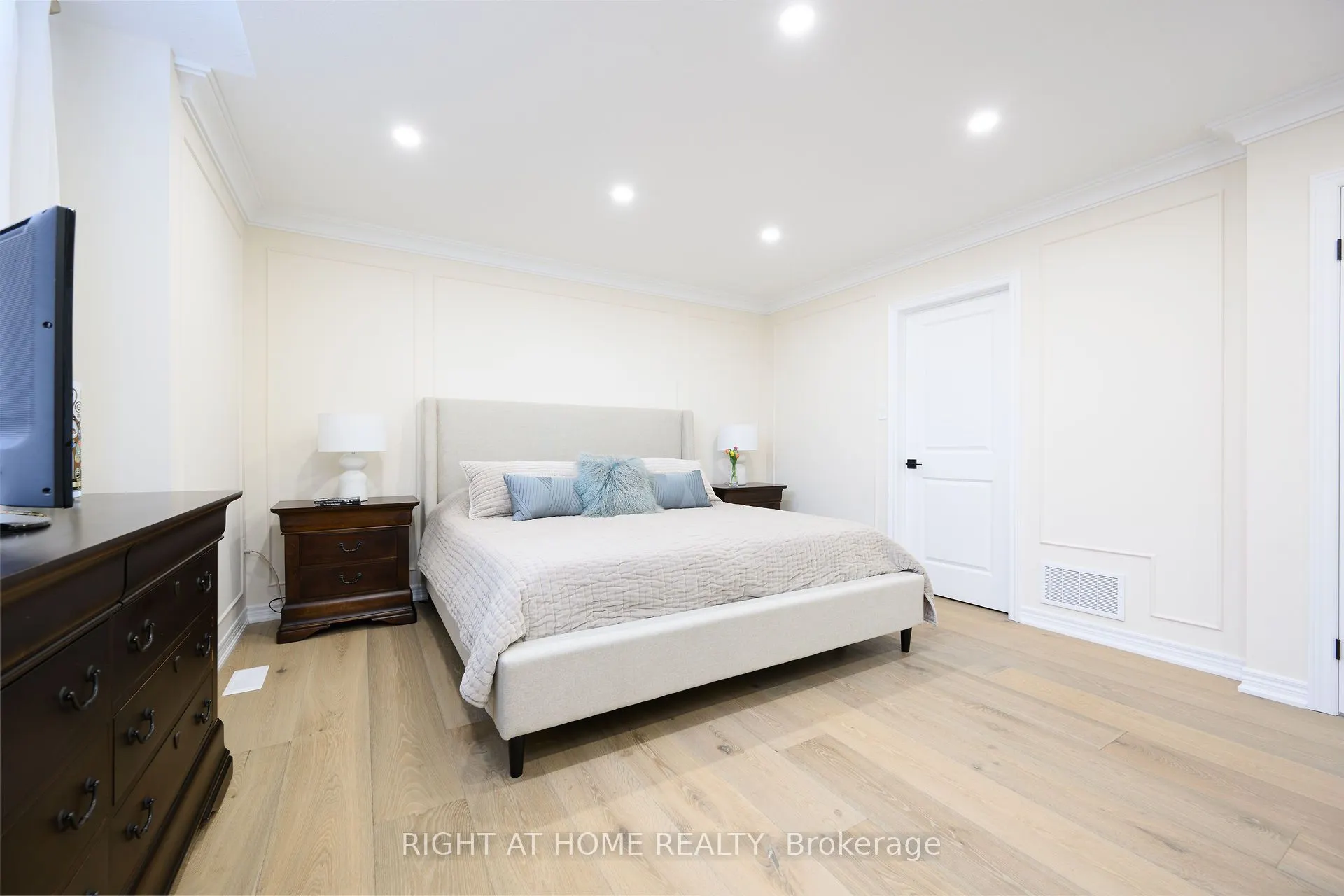 270 Main Street W, #9
