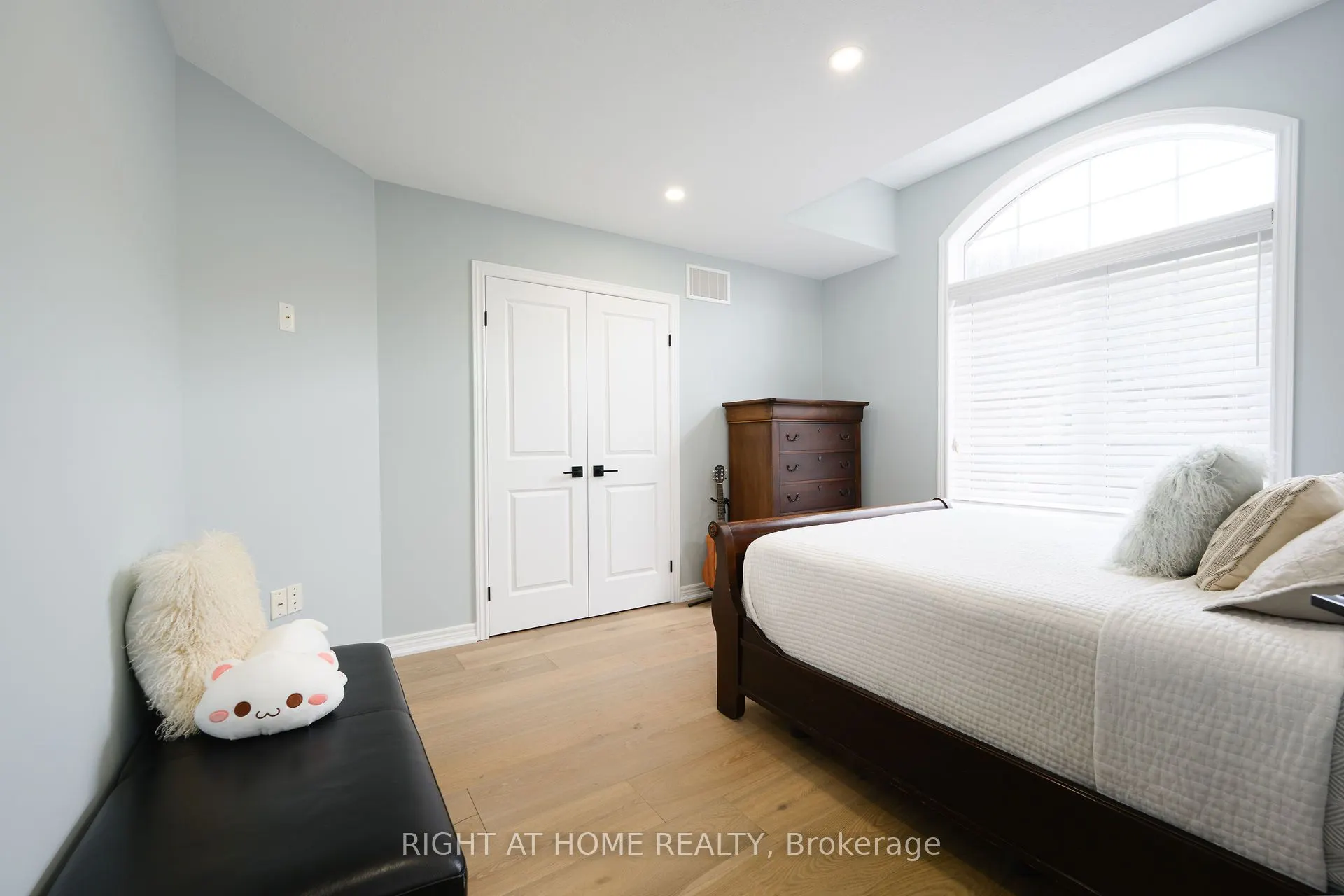 270 Main Street W, #9