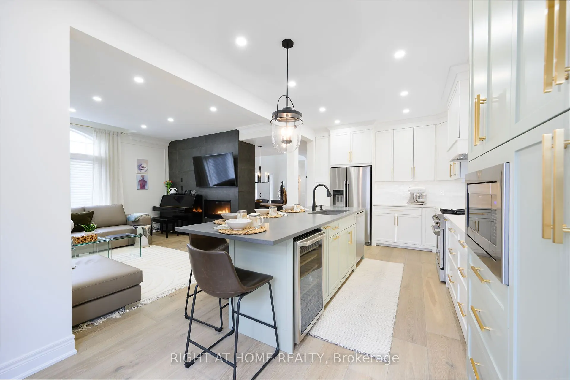 270 Main Street W, #9