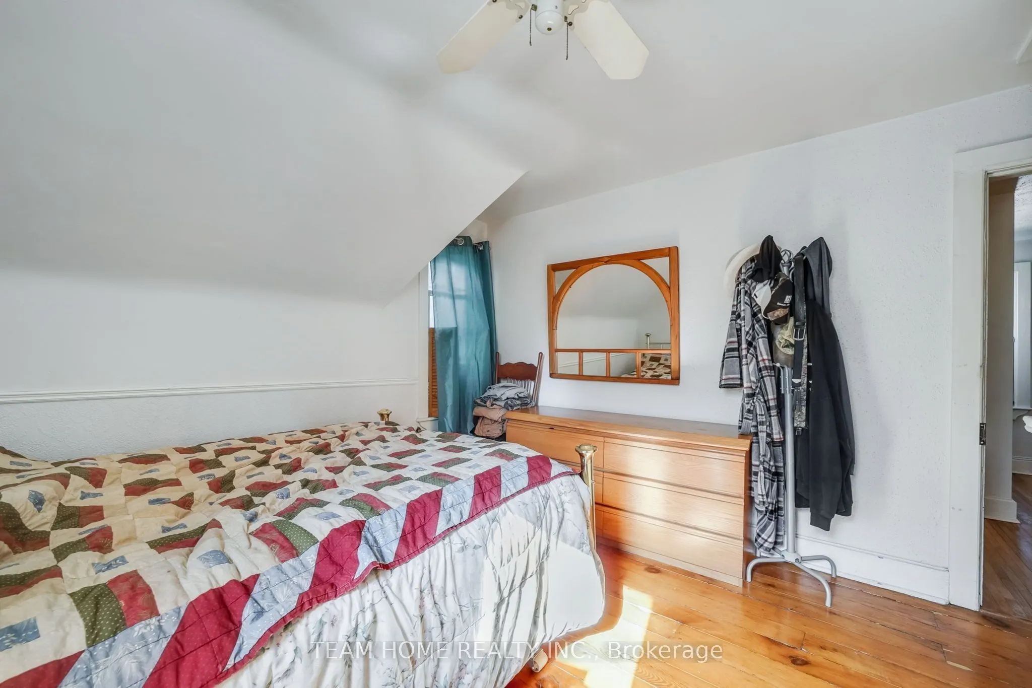 3 Dundas Street E