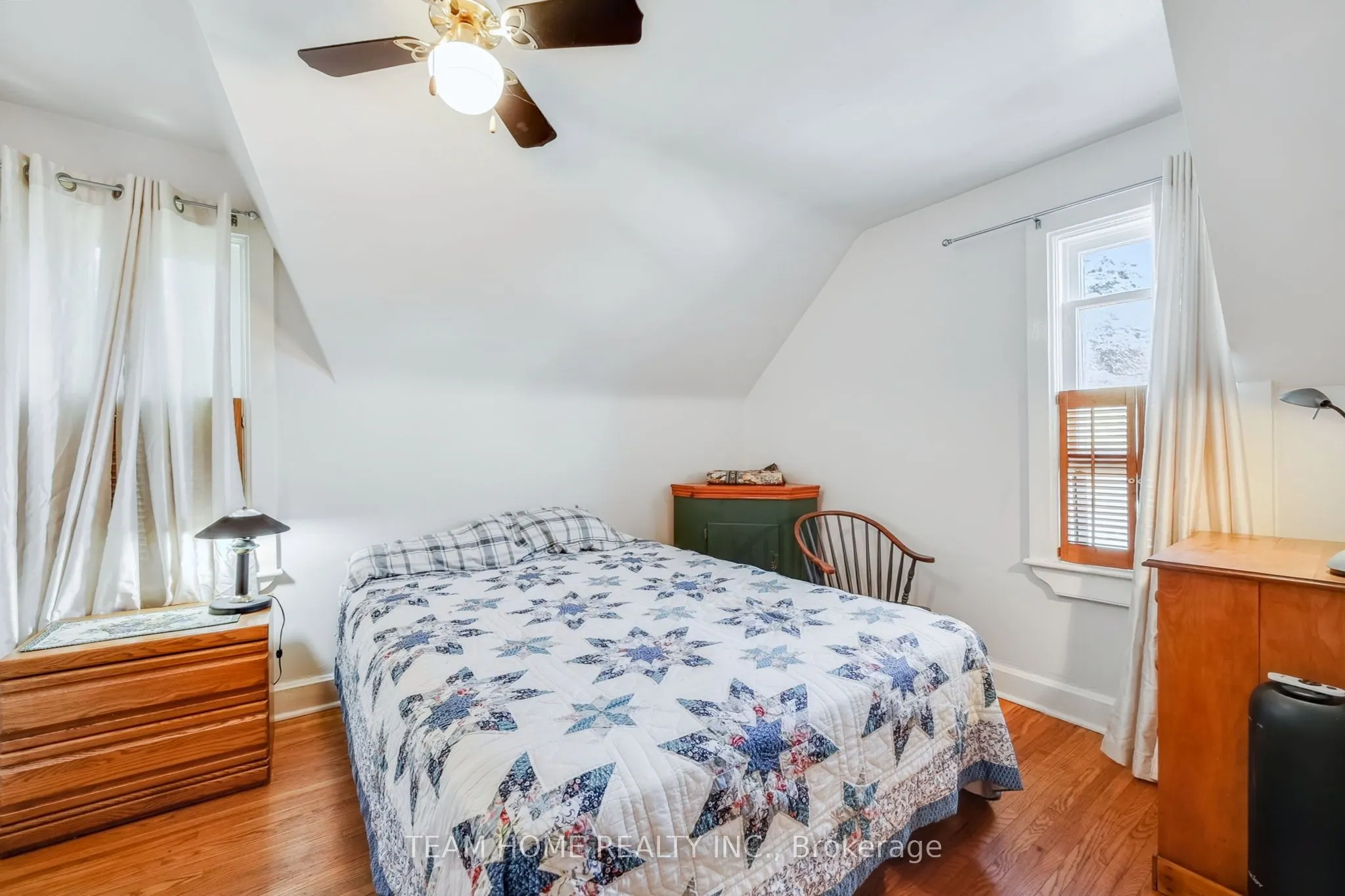 3 Dundas Street E