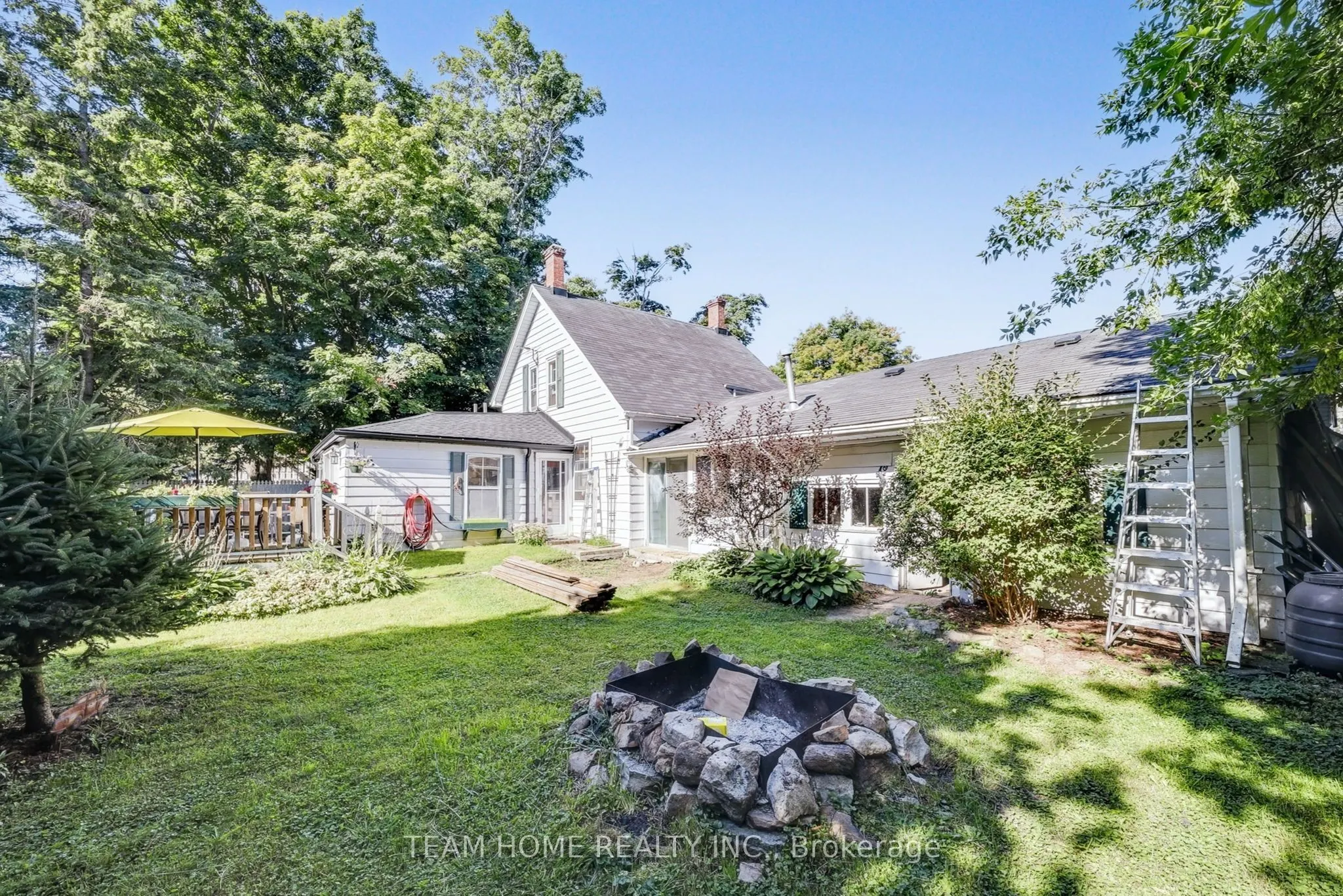 3 Dundas Street E