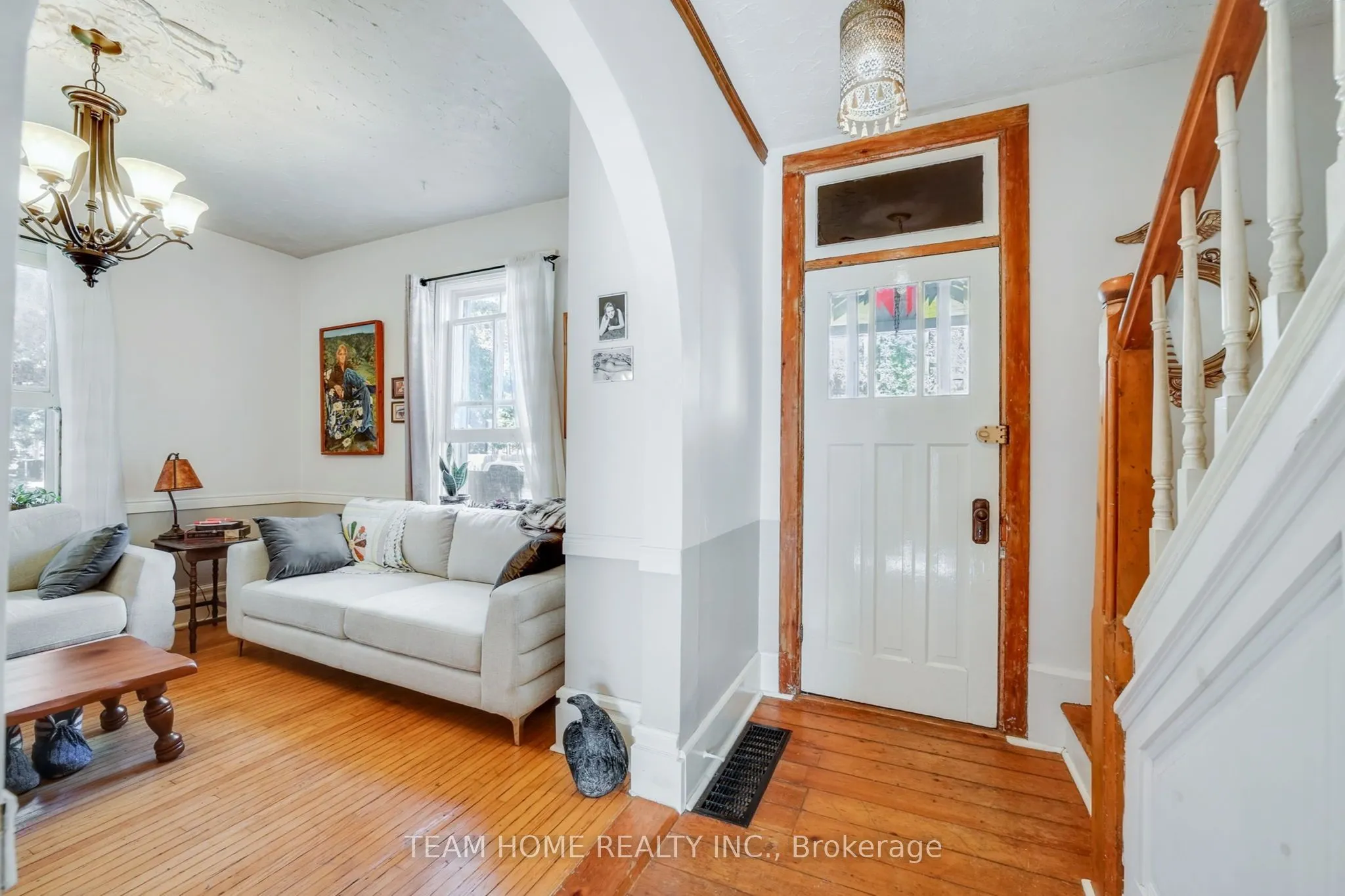 3 Dundas Street E