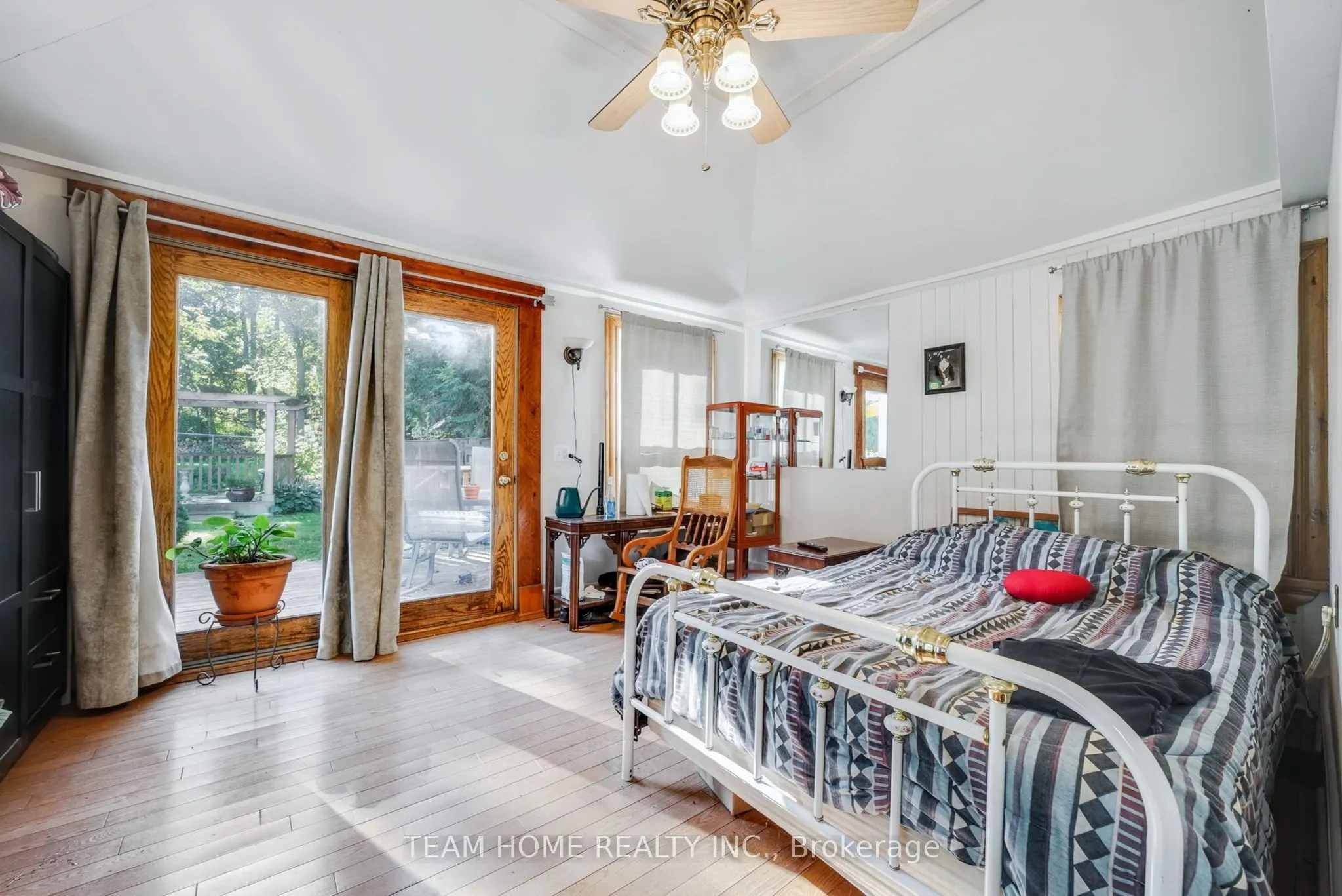 3 Dundas Street E