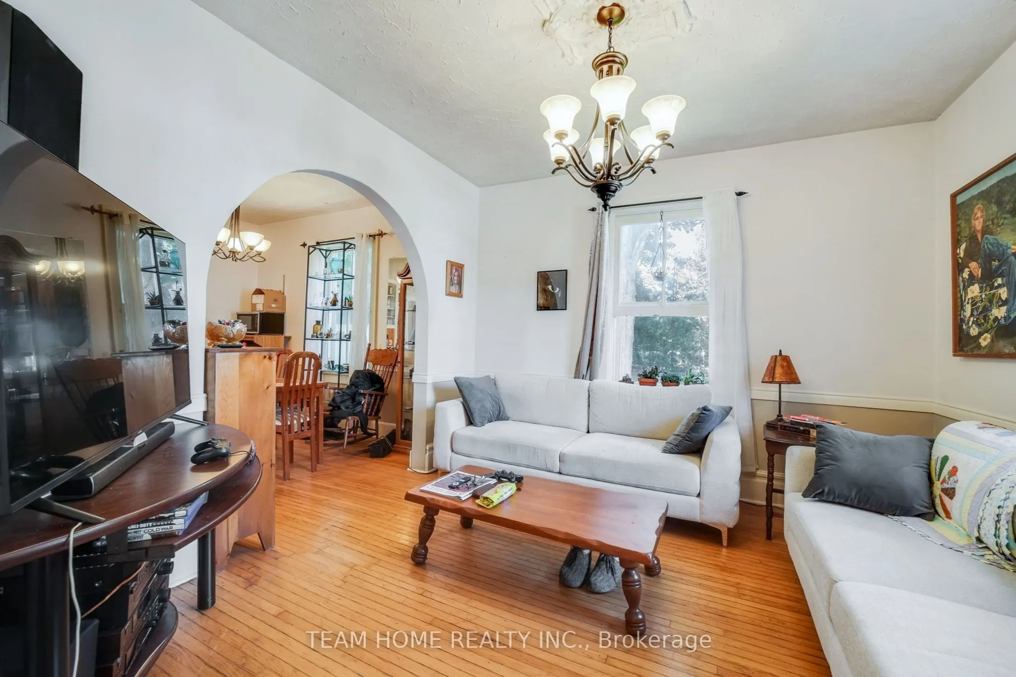 3 Dundas Street E