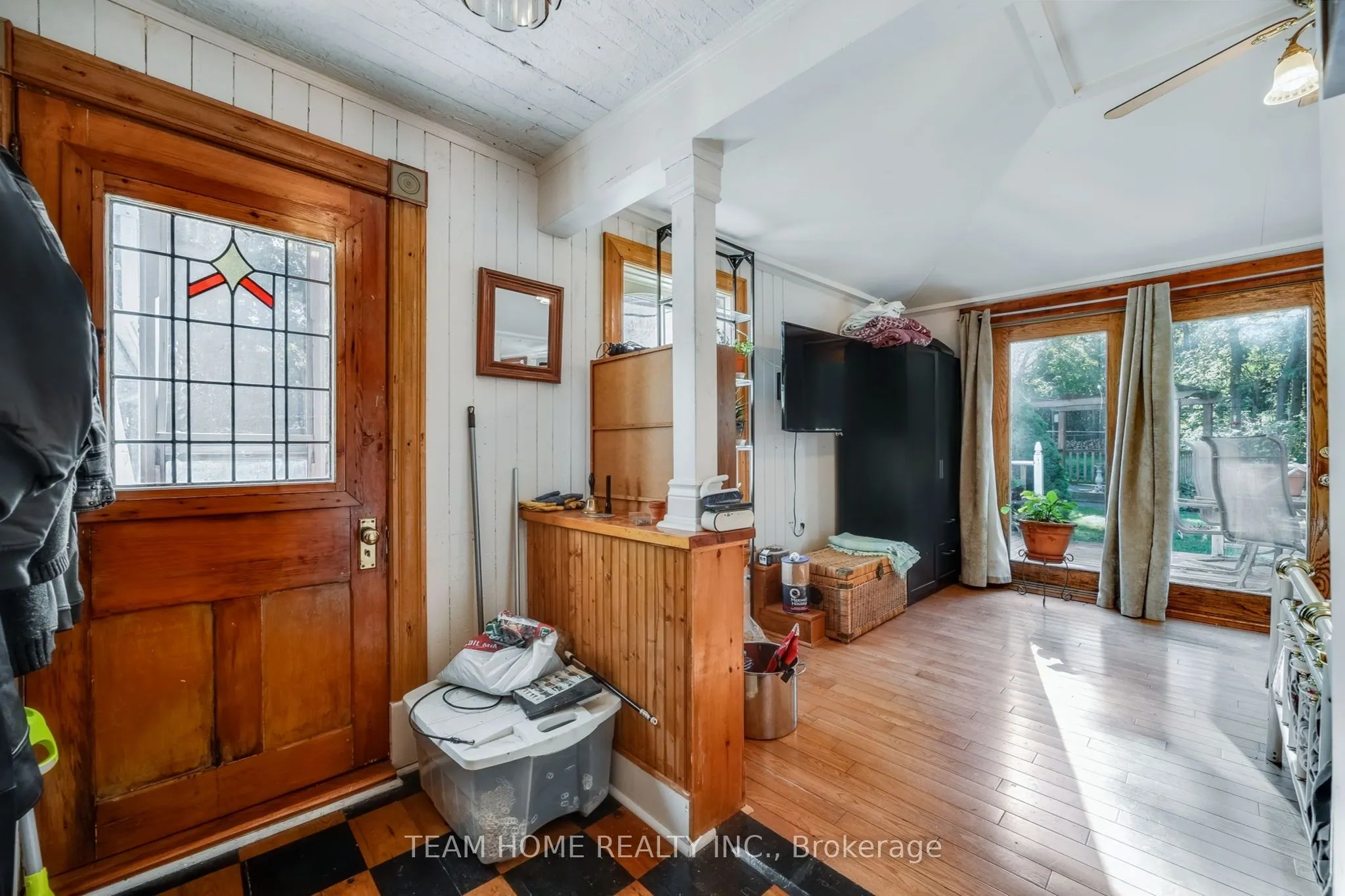 3 Dundas Street E
