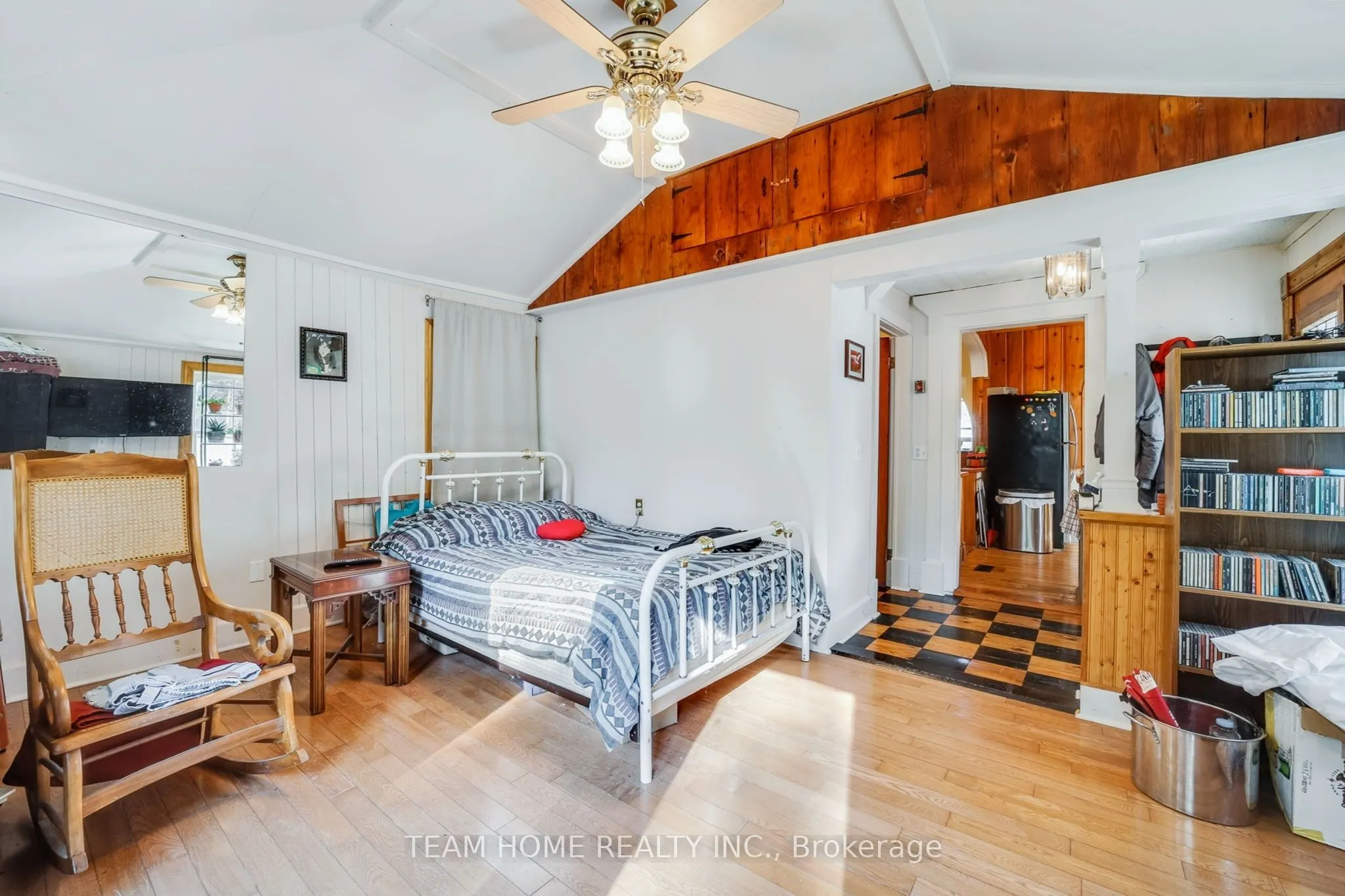 3 Dundas Street E