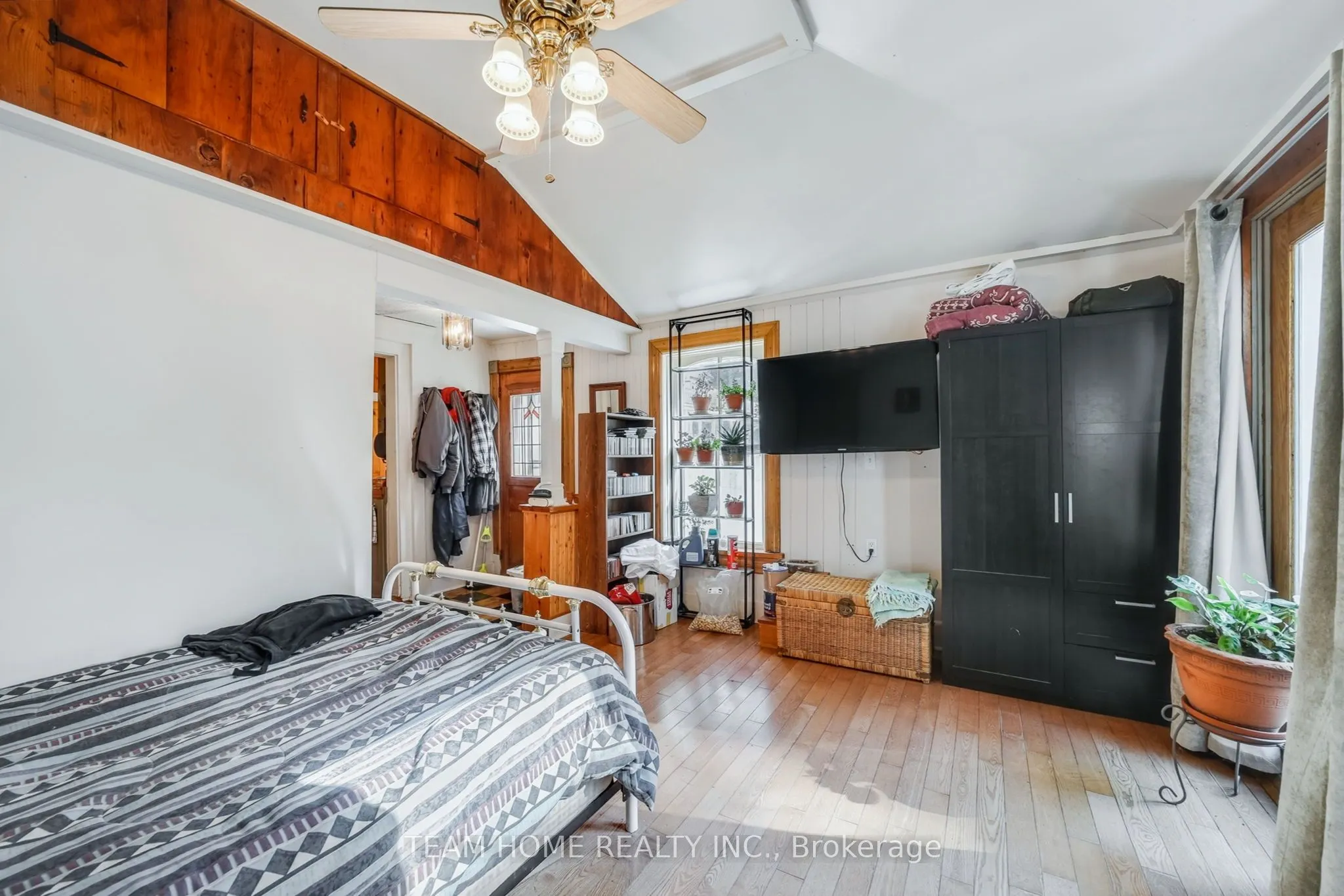 3 Dundas Street E
