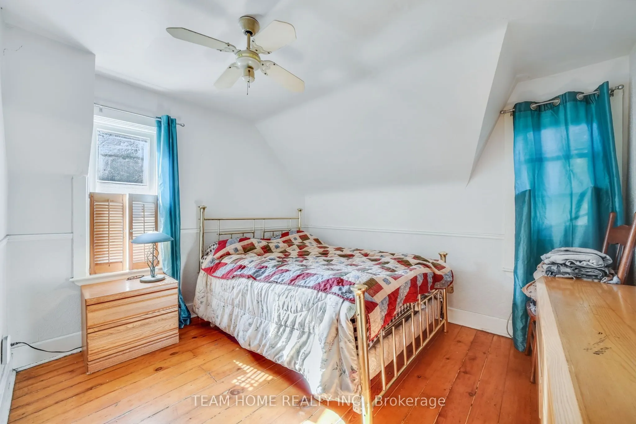 3 Dundas Street E