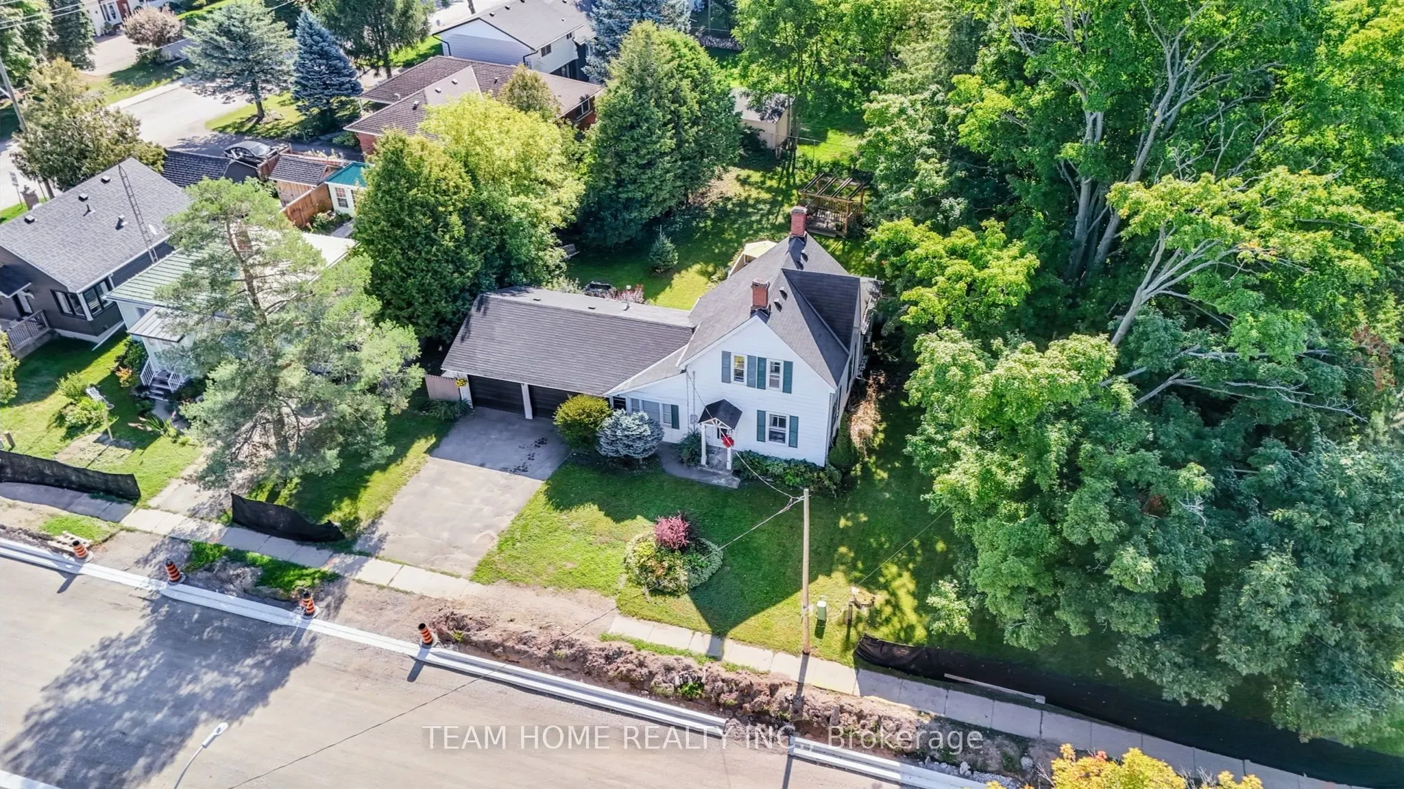 3 Dundas Street E