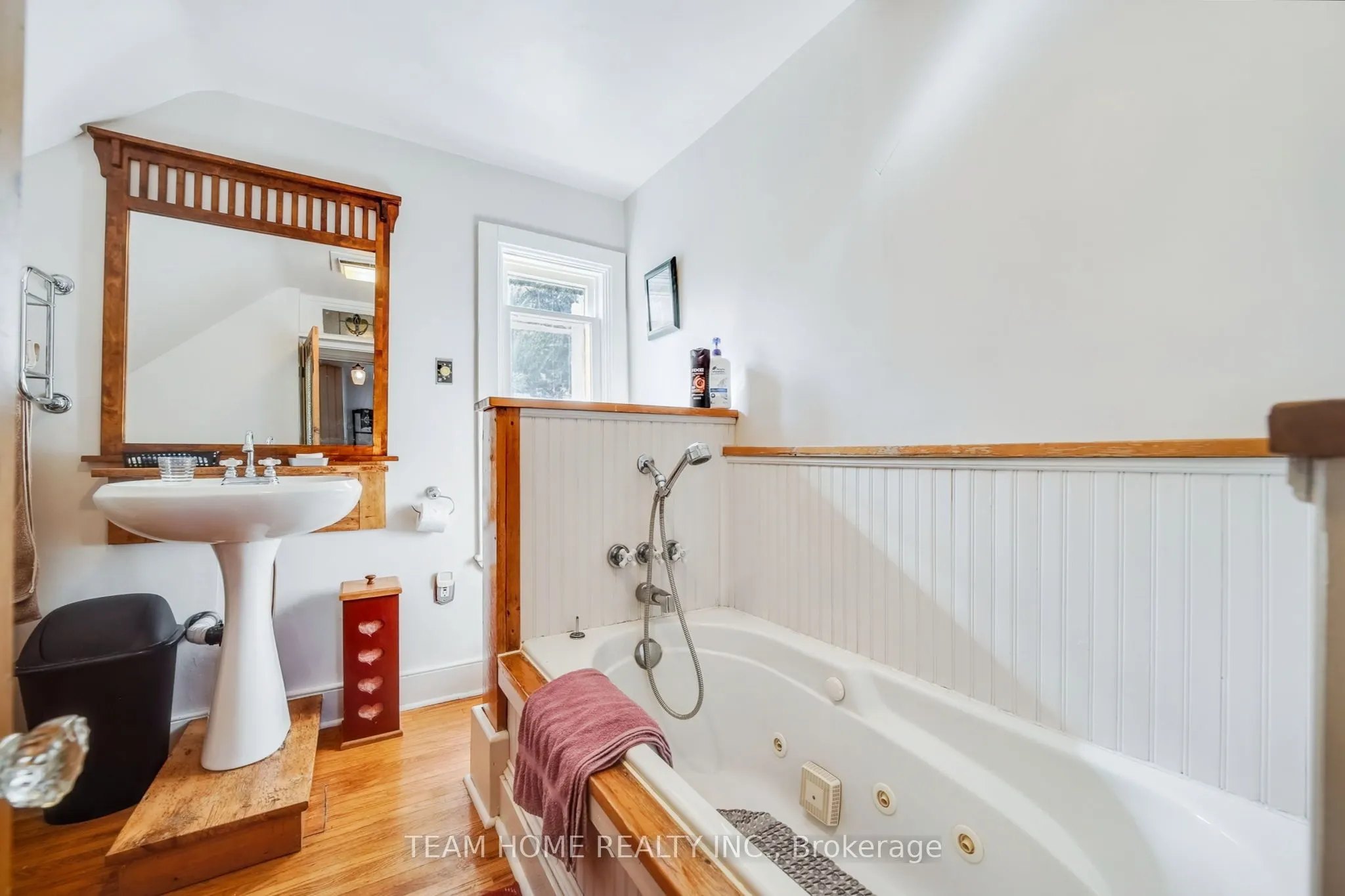 3 Dundas Street E
