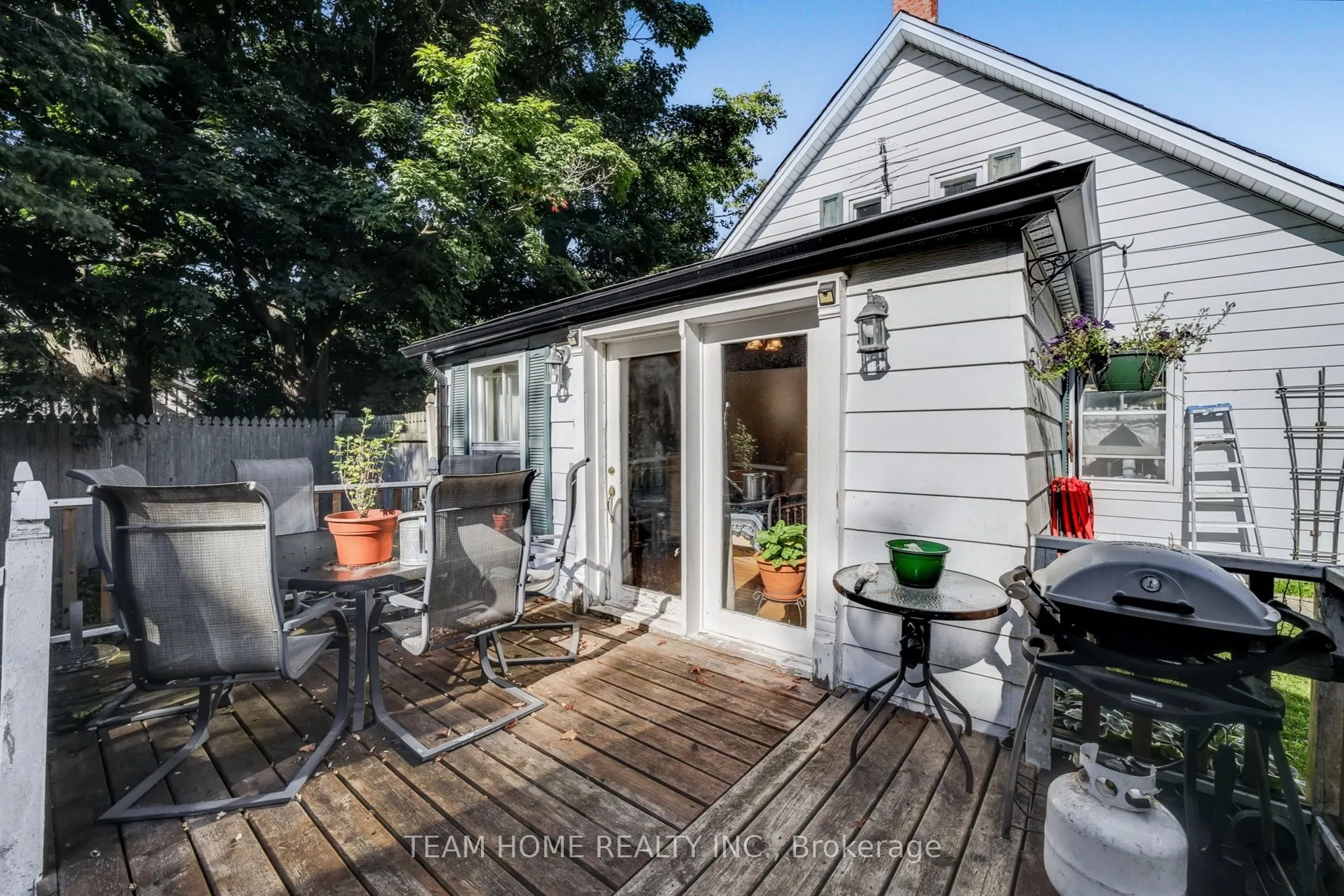 3 Dundas Street E
