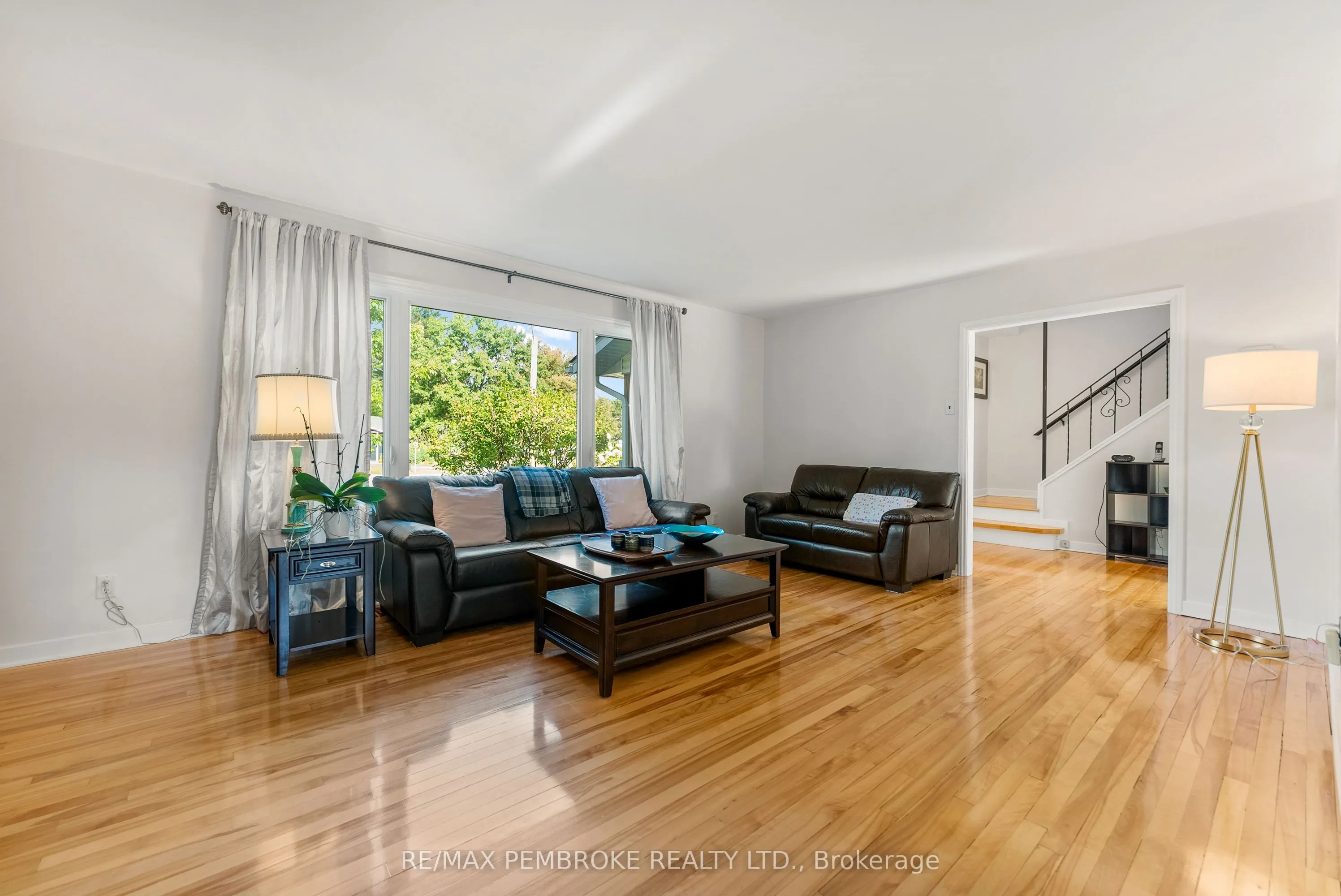 11 Frontenac Crescent
