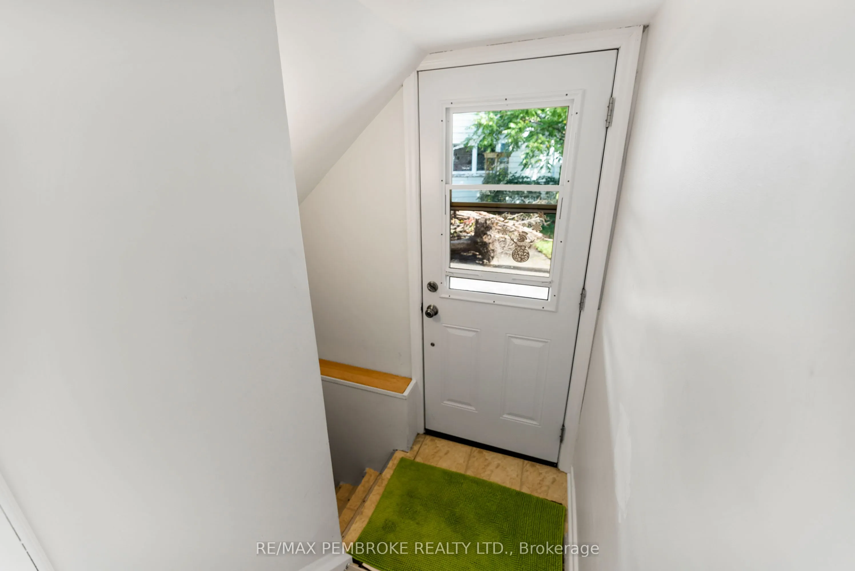11 Frontenac Crescent