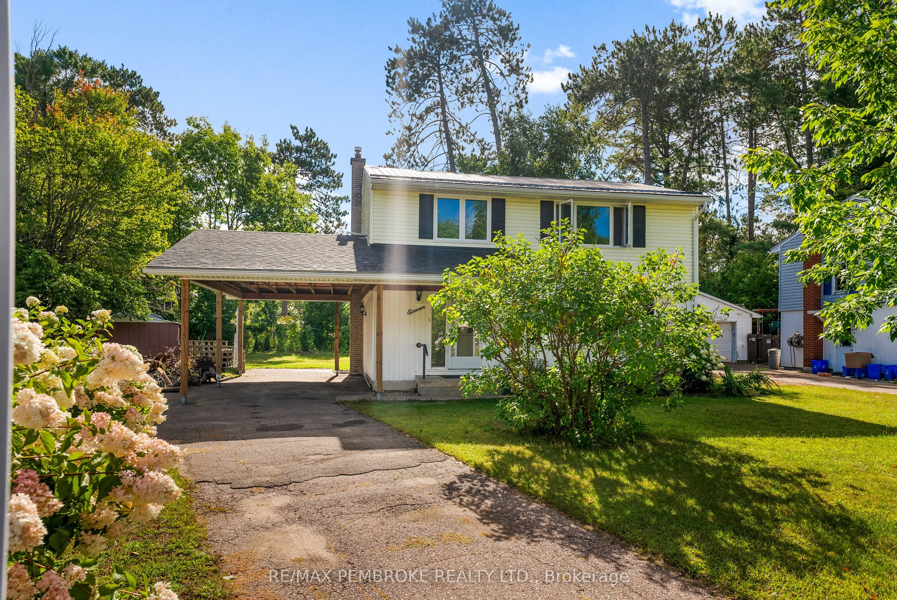 11 Frontenac Crescent
