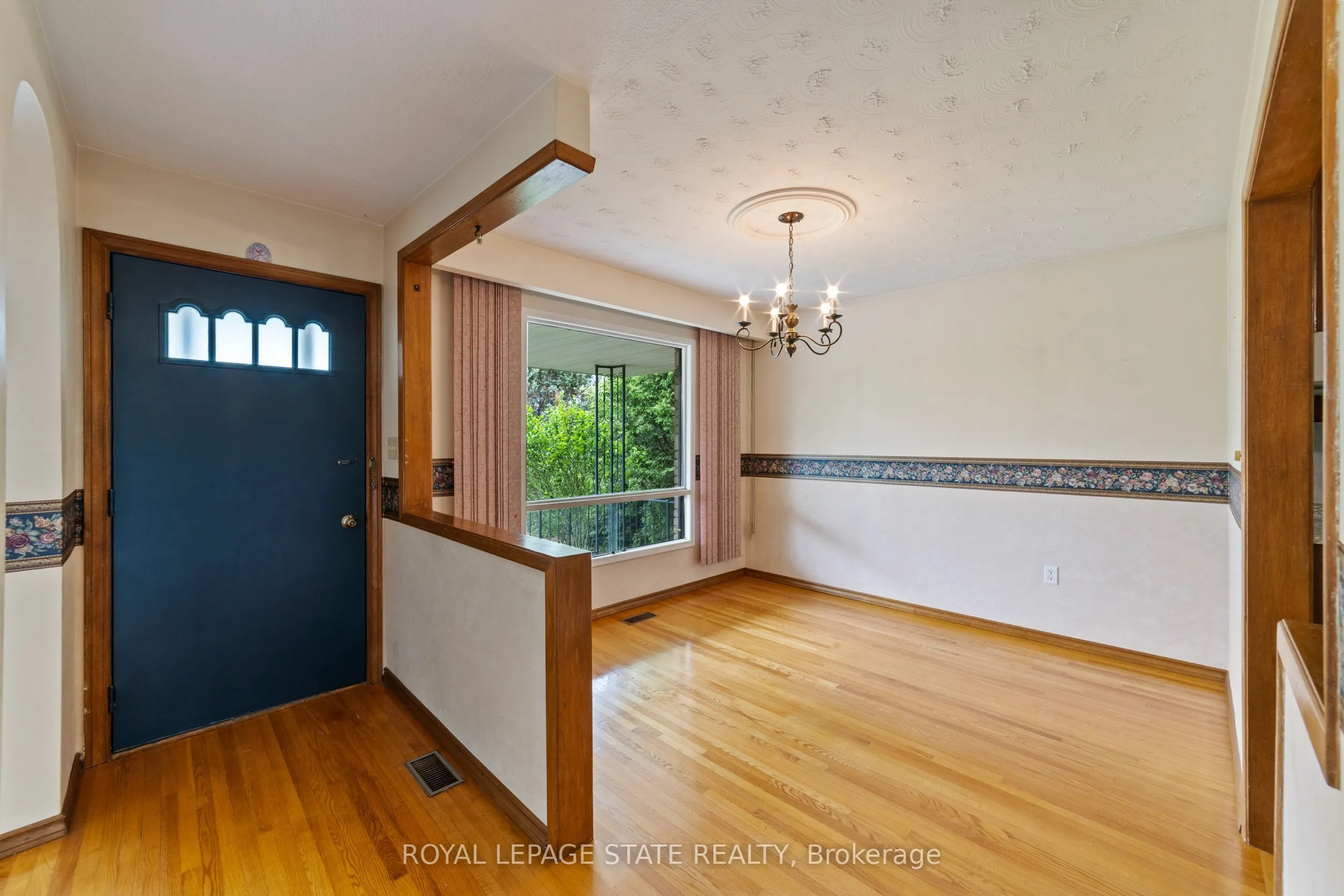 240 Mud Street W