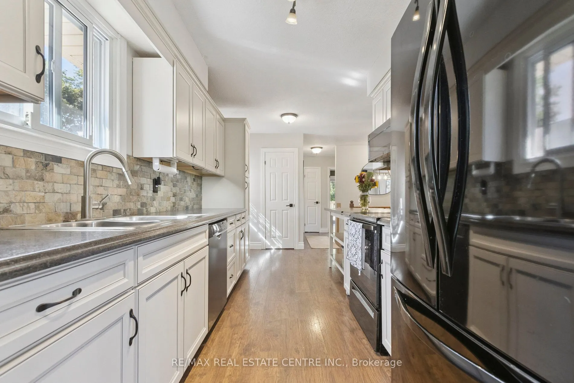 100 Angela Crescent