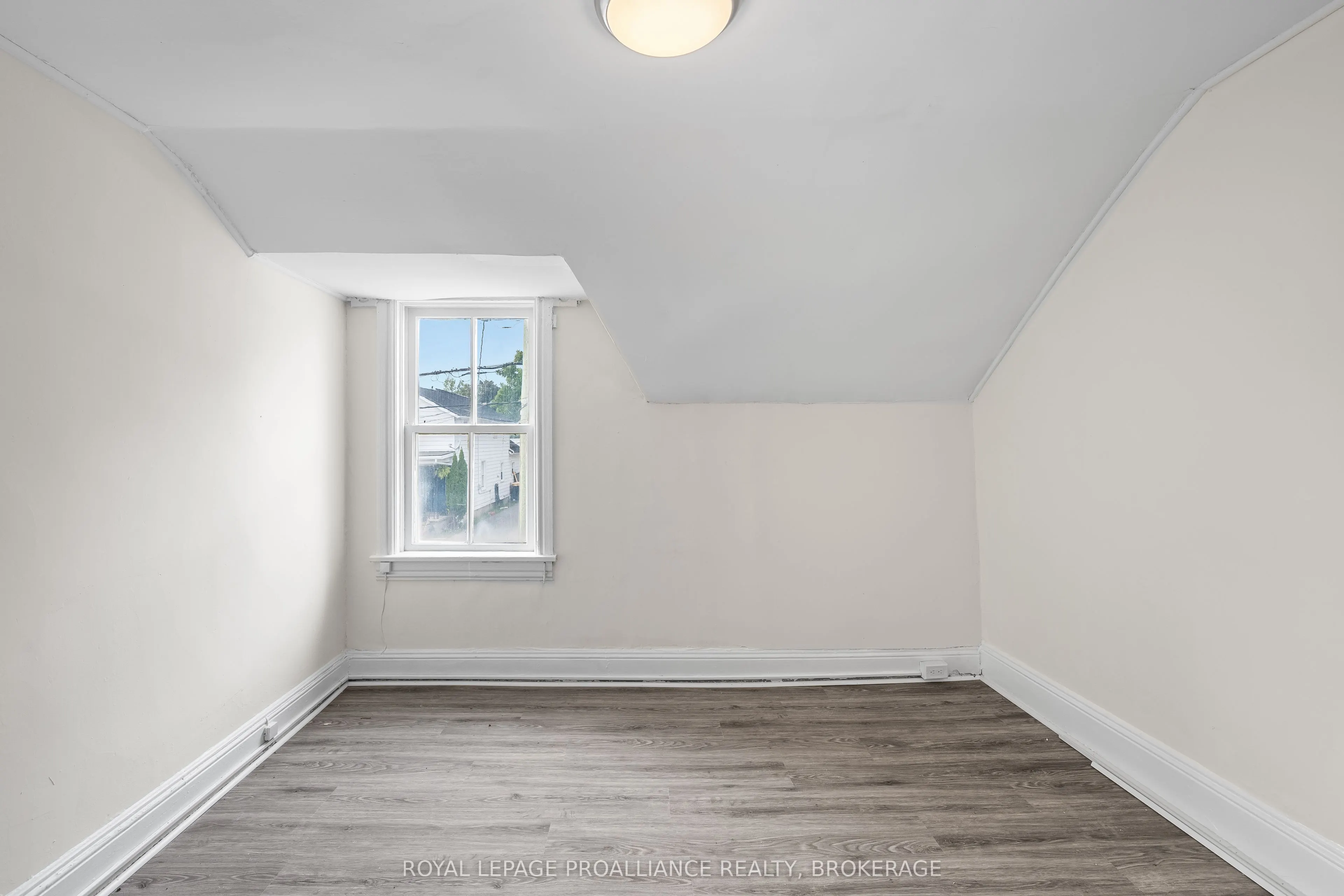 10-12 Thomas Street E