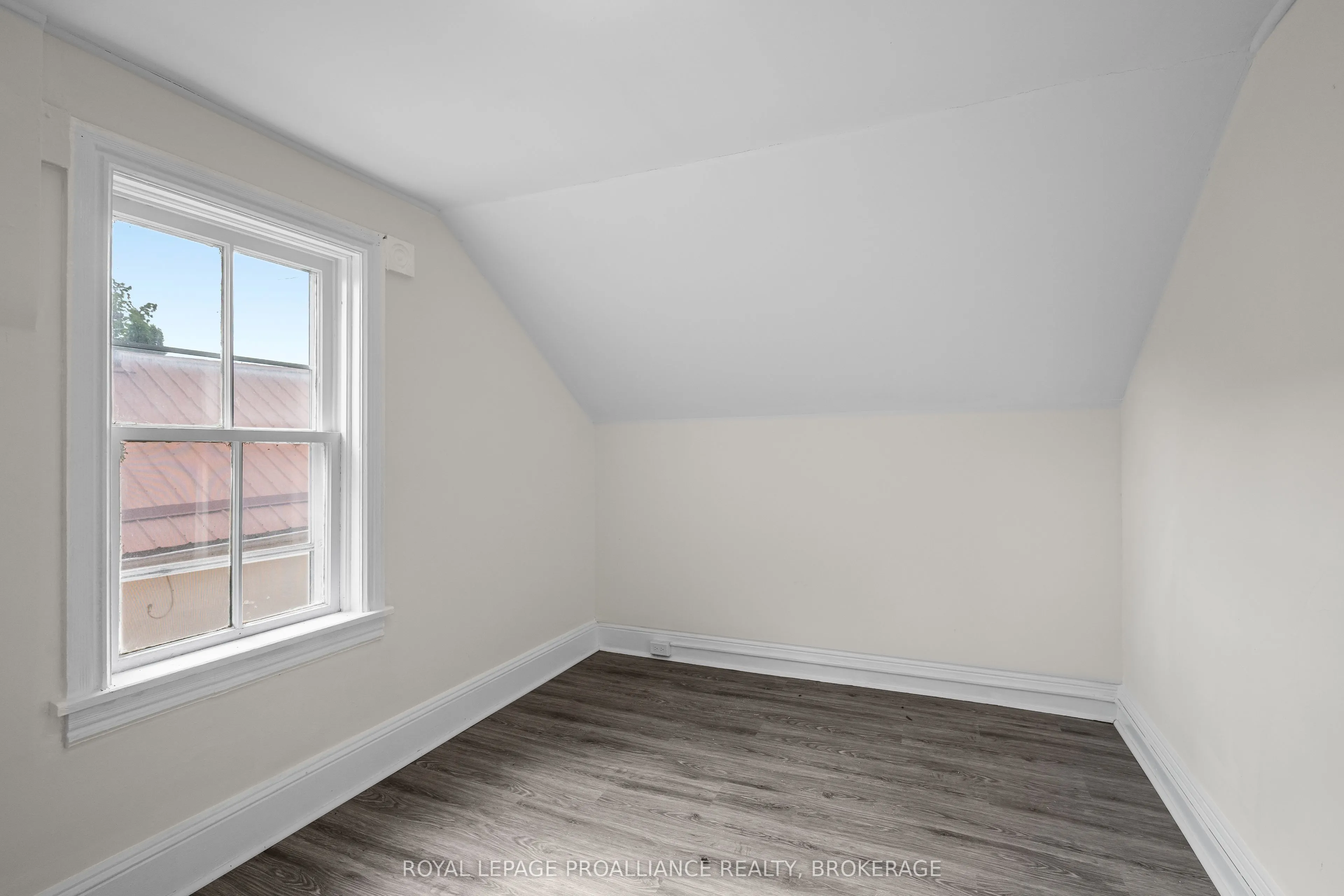 10-12 Thomas Street E