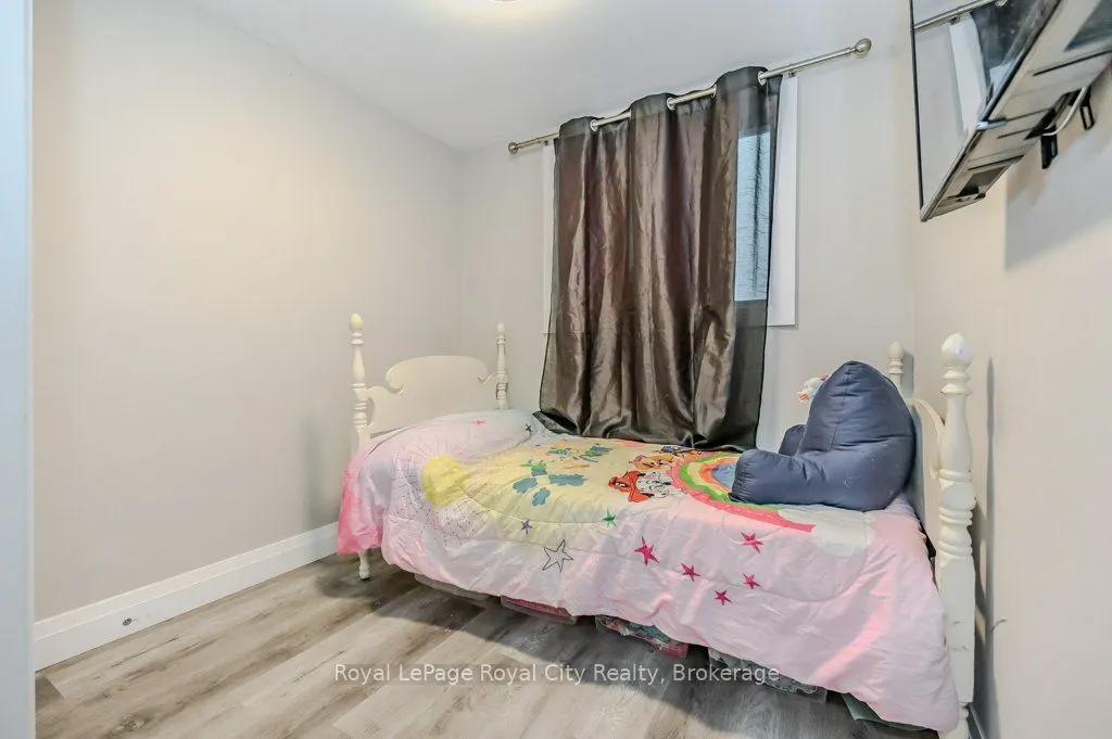 478 Pinetree Crescent