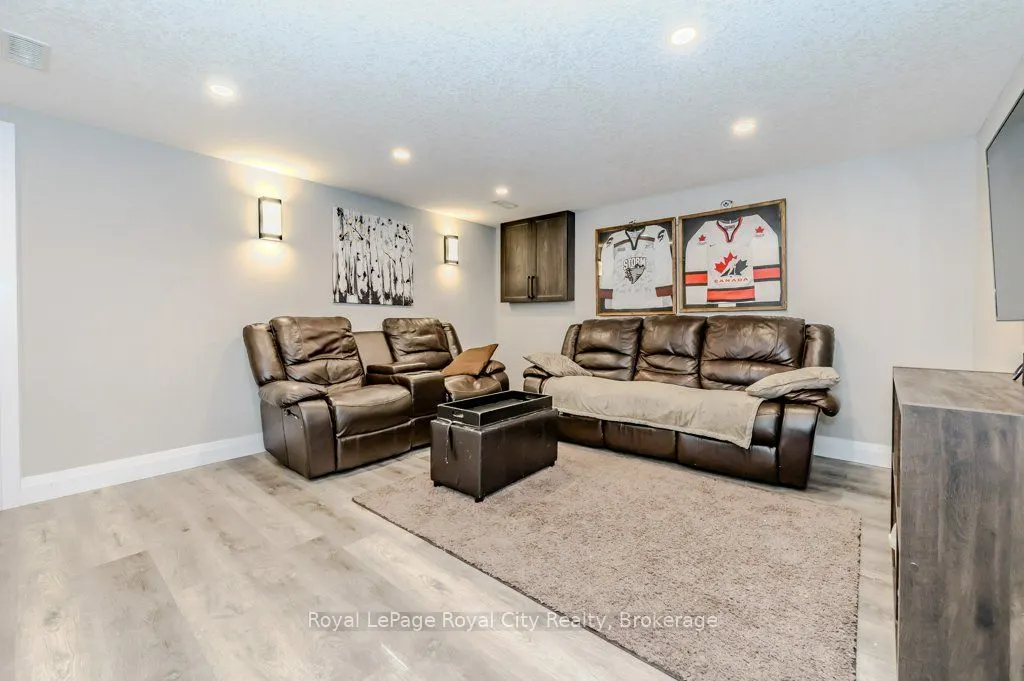 478 Pinetree Crescent