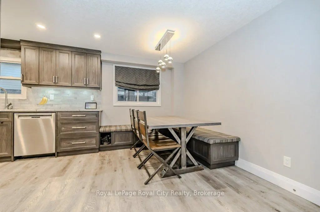 478 Pinetree Crescent