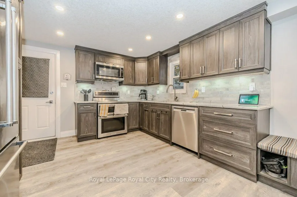 478 Pinetree Crescent