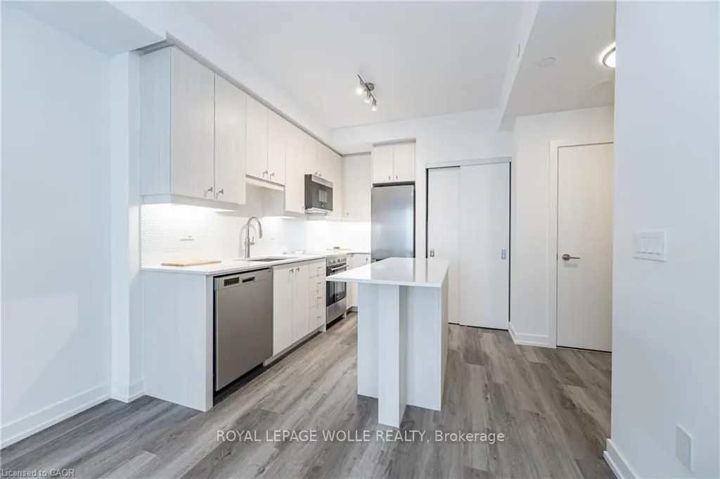 15 Wellington Street S, #907