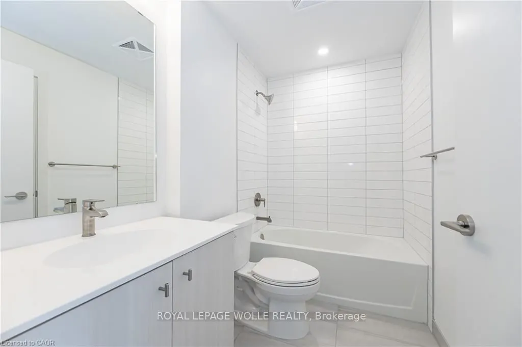 15 Wellington Street S, #907